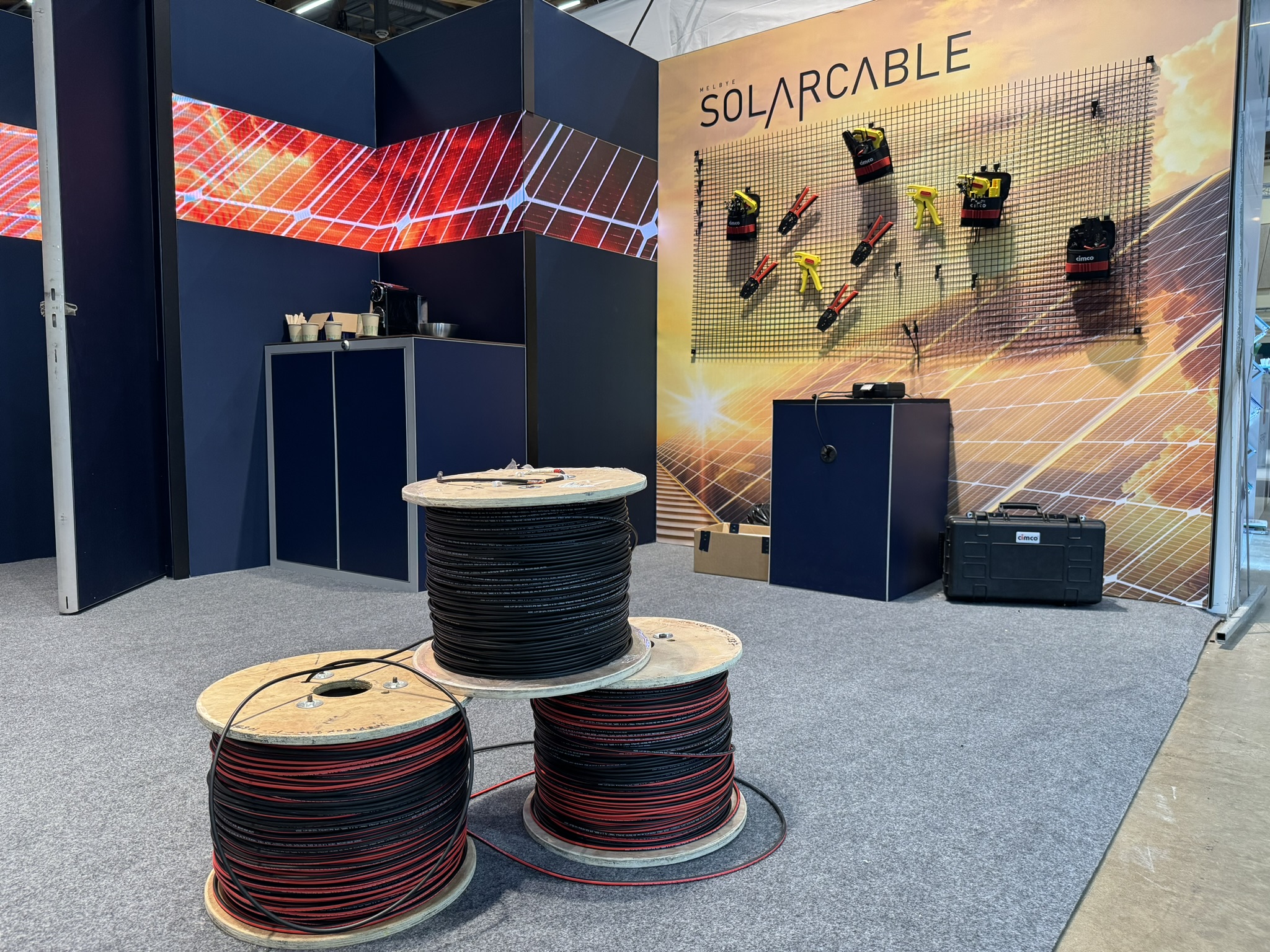 elmia solar 2024 melbye - Den tekniska utvecklingen inom solenergi och grön teknik har tagit stora steg den senaste tiden och Eventkraft fick nyligen förmånen att hjälpa flera utställare med monterteknik på mässan Elmia Solar.