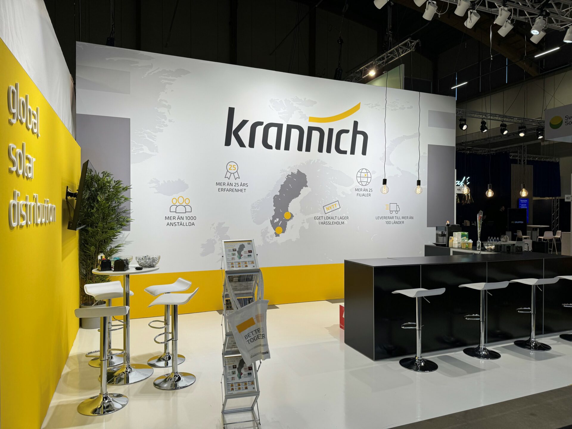 Premiär för Elmia Solar - Den tekniska utvecklingen inom solenergi och grön teknik har tagit stora steg den senaste tiden och Eventkraft fick nyligen förmånen att hjälpa flera utställare med monterteknik på mässan Elmia Solar. elmia solar