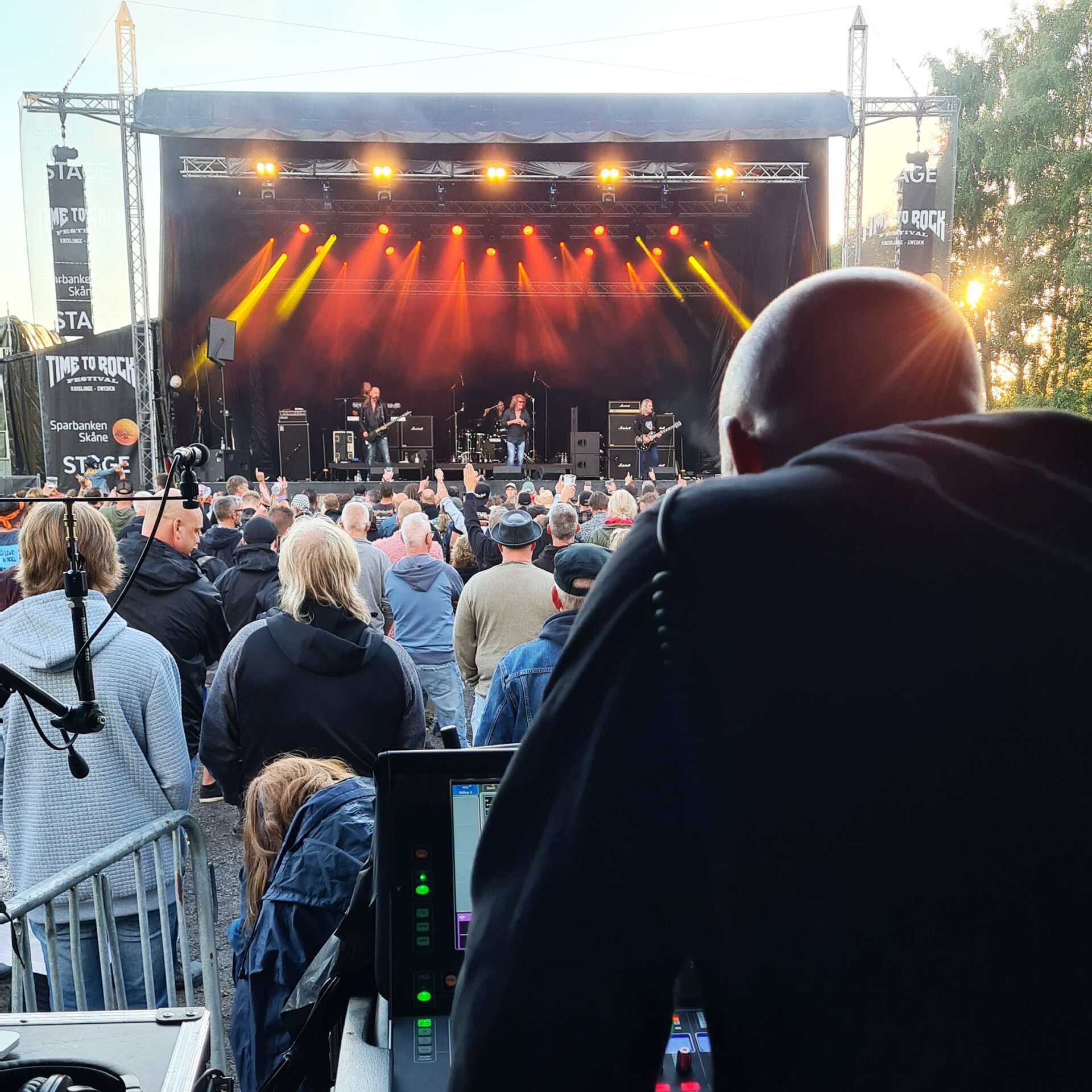 festival 3 - Komplett teknisk uthyrning för festivaler – inomhus och utomhus. Vi hyr ut mobila scener i olika storlekar och all teknik du behöver för en lyckad festival: PA-system, monitorer, mixerbord, trådlösa mikrofoner, rörliga lampor, LED-skärmar, pyroteknik och mycket mer.