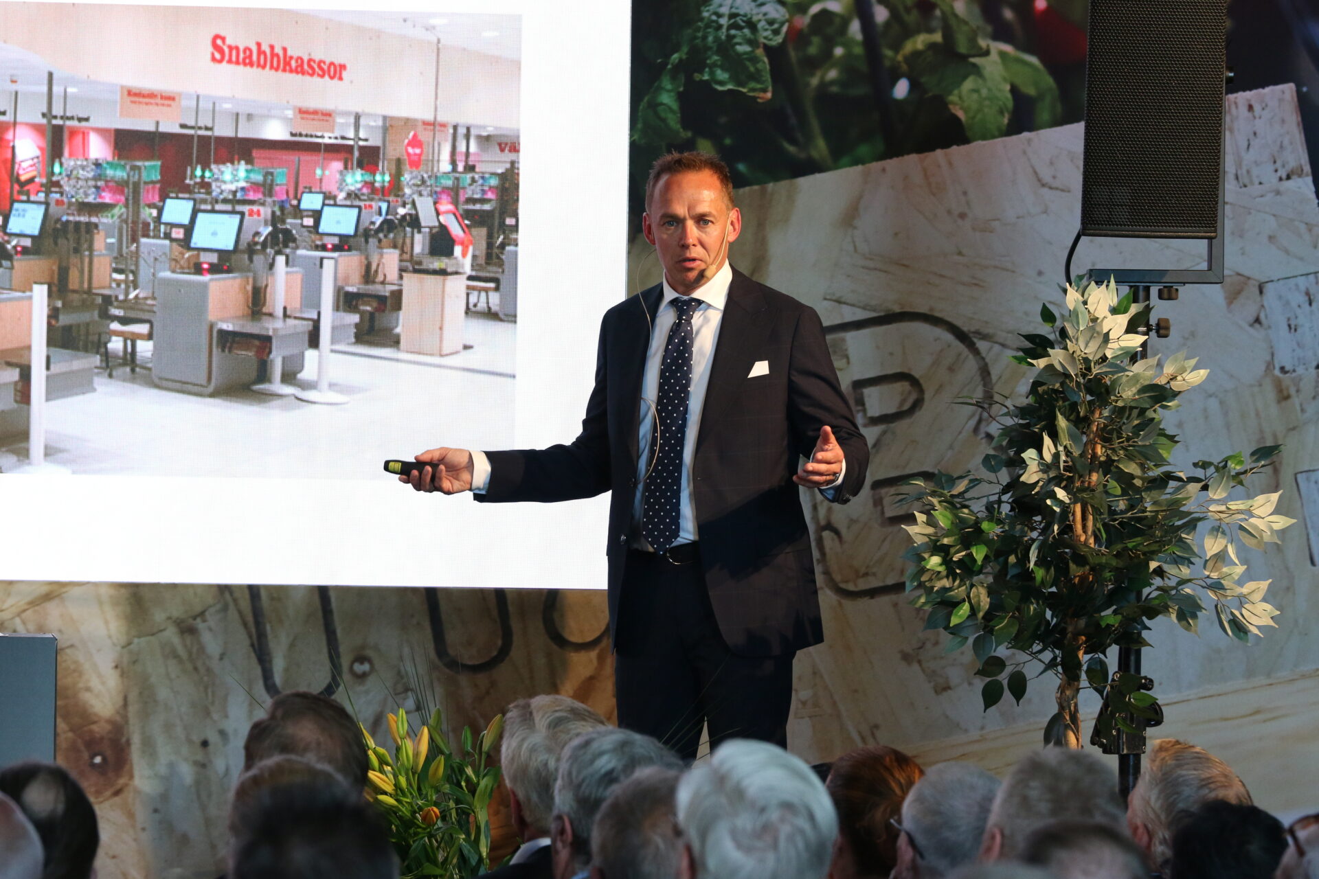 foto Johnny Lindgren IMG 6426 - ITAB Shop Concept är världsledande på butikskoncept och Europas största aktör inom butiksinredning och kassasystem. Företaget valde att hålla den senaste årsstämman i sin fabrik. Man ville ta vara på tillfället att visa upp produktionsanläggningen för sina aktieägare och tyckte därför att årsstämman skulle hållas i den miljön.