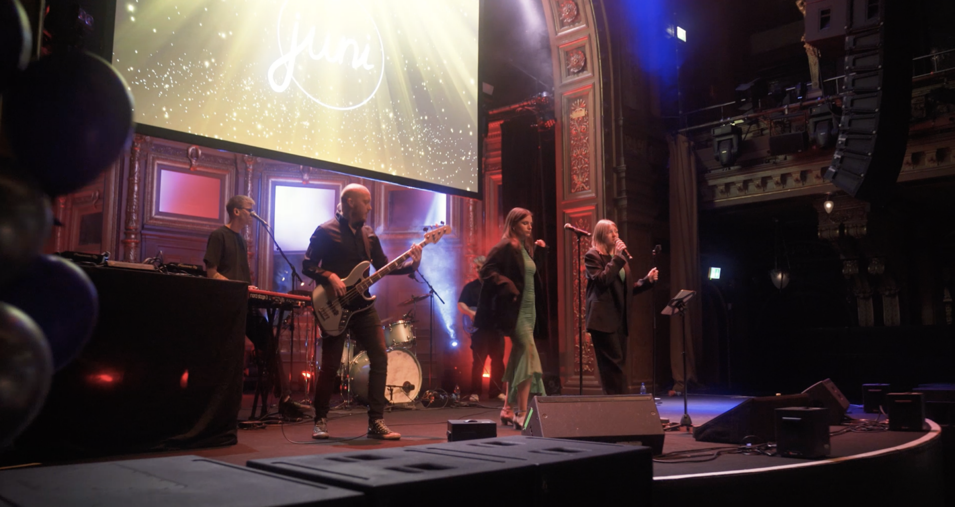 JUNI - Juni är coverbandet på sex medlemmar som möttes i sin delade passion för att stå på scen och sprida glädje. Deras gemensamma meritlista är lång: företagsevent, turnéer i Sverige och Europa, samt diverse proffsproduktioner med olika artister. Juni är bandet som lyser upp er företagsfest, event eller privatfest och ger er en upplevelse ni sent kommer att glömma. De garanterar framträdanden på absolut proffsnivå och arbetar aktivt för att anpassa sig efter era önskemål. juni