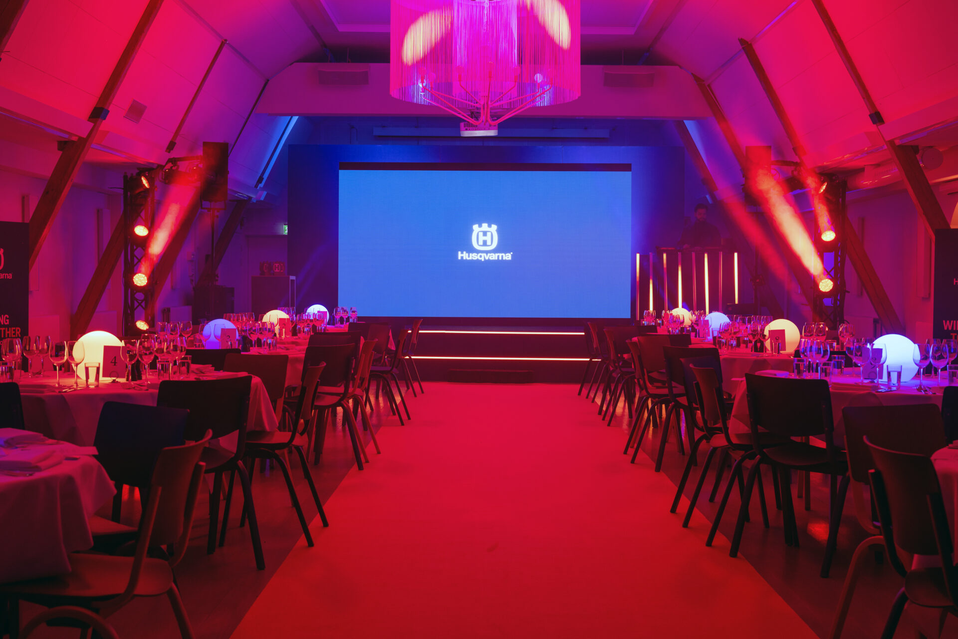 hookhuskvarna DSC 6677 - Vi har länge jobbat med leveranser av produkter & tjänster till event på Hooks Herrgård, strax söder om Jönköping. Därför var det lite extra trevligt när även en annan av våra återkommande kunder, Husqvarna AB, ville ha vår hjälp vid en internationell tvådagars säljkonferens med tillhörande galamiddag & prisutdelningar.