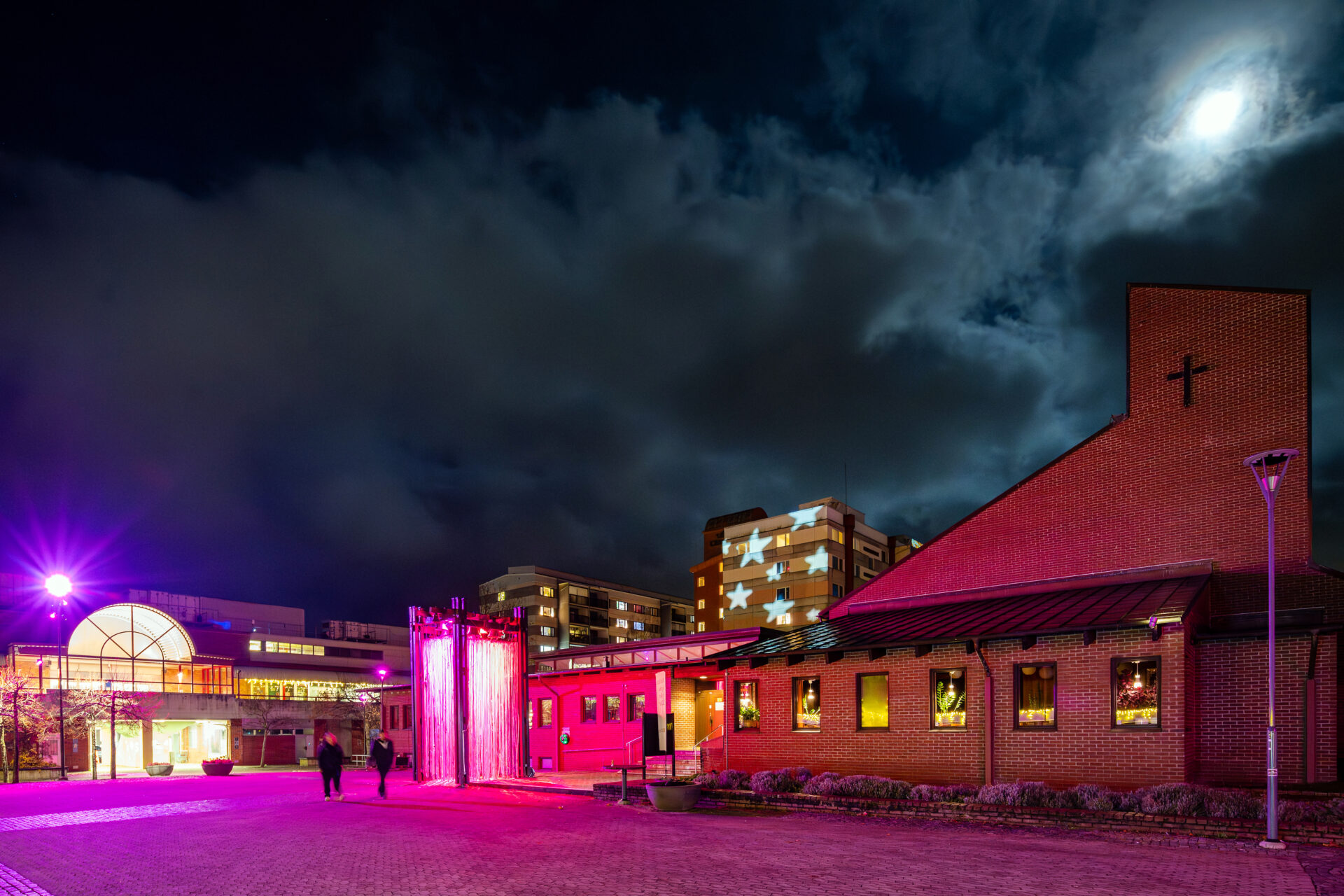 humanlightsfestival DSC 4579 - Ljusfestivalen Human Lights i Jönköping är en internationell sammankomst för ljus- och ljudkonst som äger rum på Råslätt. Festivalen fokuserar på att skapa en känsla av gemenskap genom platsspecifika konstverk som integreras i den urbana miljön och naturen. Konstverken skapas av internationella konstnärer i samarbete med lokalbefolkningen, inklusive barn och unga, genom workshops och interaktiva installationer. Initiativtagare och konstnärlig ledare är Dulce Ahlberg känd från projektet Island of Light i Smögen.