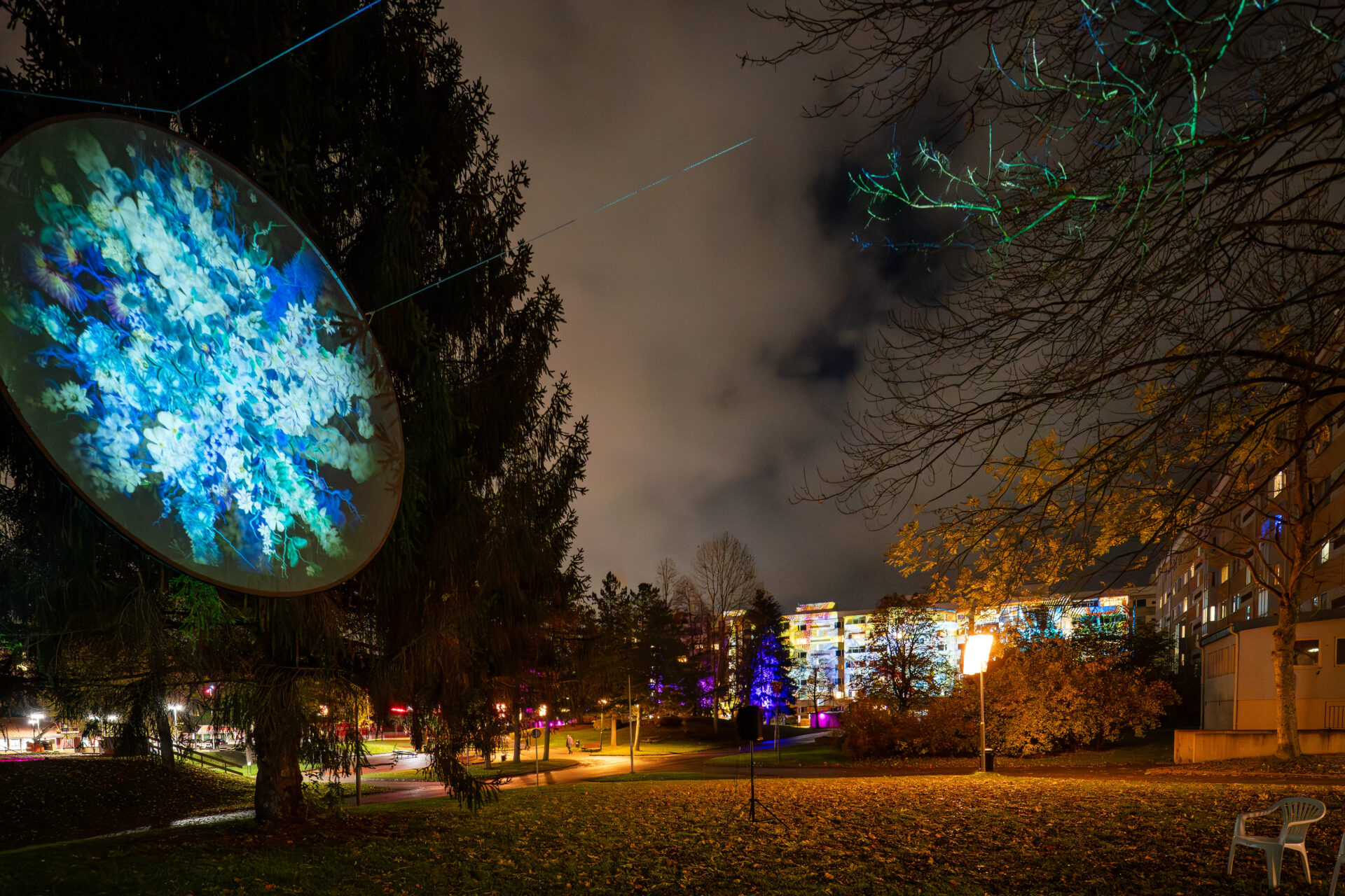 humanlightsfestival DSC 4628 - Ljusfestivalen Human Lights i Jönköping är en internationell sammankomst för ljus- och ljudkonst som äger rum på Råslätt. Festivalen fokuserar på att skapa en känsla av gemenskap genom platsspecifika konstverk som integreras i den urbana miljön och naturen. Konstverken skapas av internationella konstnärer i samarbete med lokalbefolkningen, inklusive barn och unga, genom workshops och interaktiva installationer. Initiativtagare och konstnärlig ledare är Dulce Ahlberg känd från projektet Island of Light i Smögen.