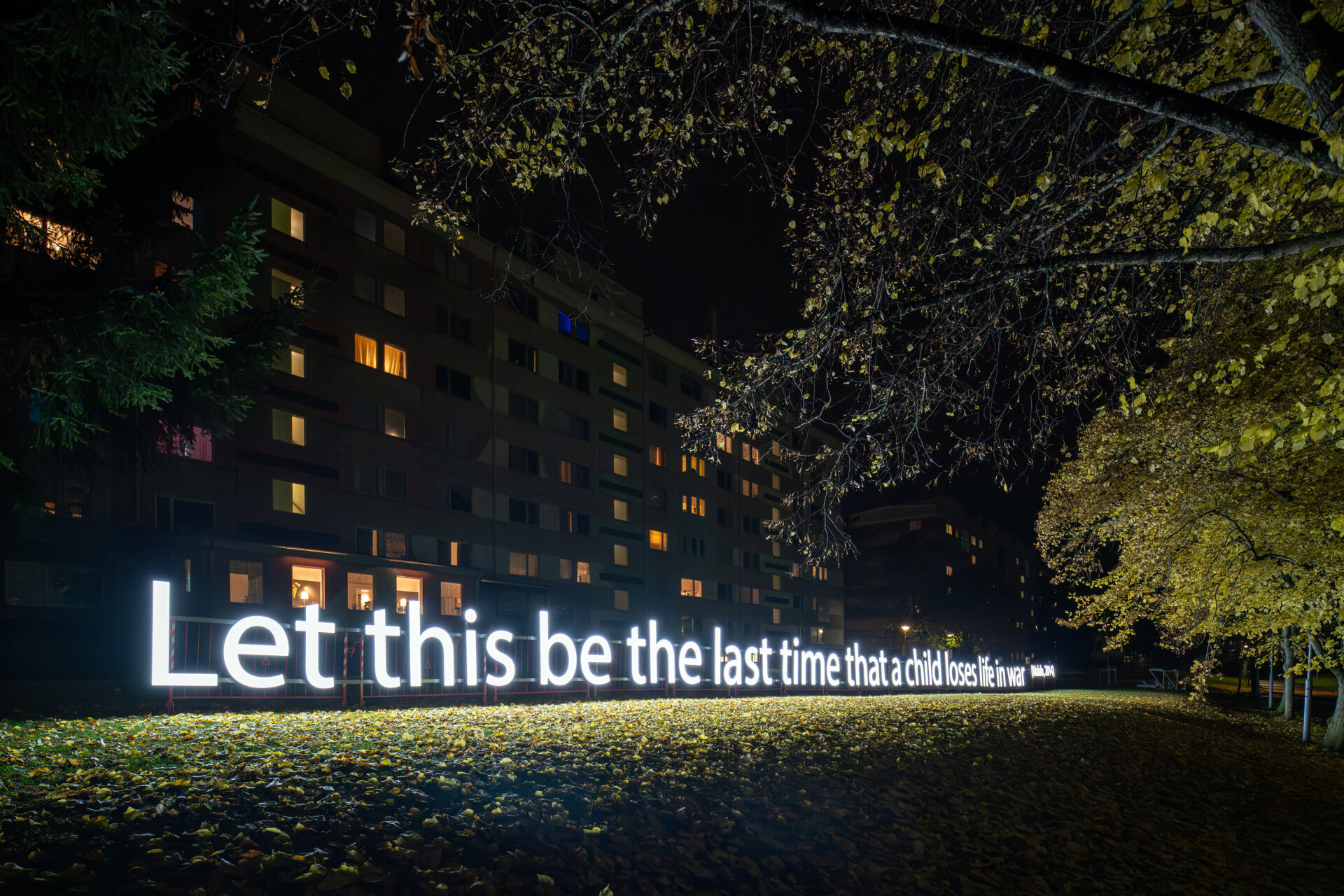 humanlightsfestival DSC 4639 - Ljusfestivalen Human Lights i Jönköping är en internationell sammankomst för ljus- och ljudkonst som äger rum på Råslätt. Festivalen fokuserar på att skapa en känsla av gemenskap genom platsspecifika konstverk som integreras i den urbana miljön och naturen. Konstverken skapas av internationella konstnärer i samarbete med lokalbefolkningen, inklusive barn och unga, genom workshops och interaktiva installationer. Initiativtagare och konstnärlig ledare är Dulce Ahlberg känd från projektet Island of Light i Smögen.