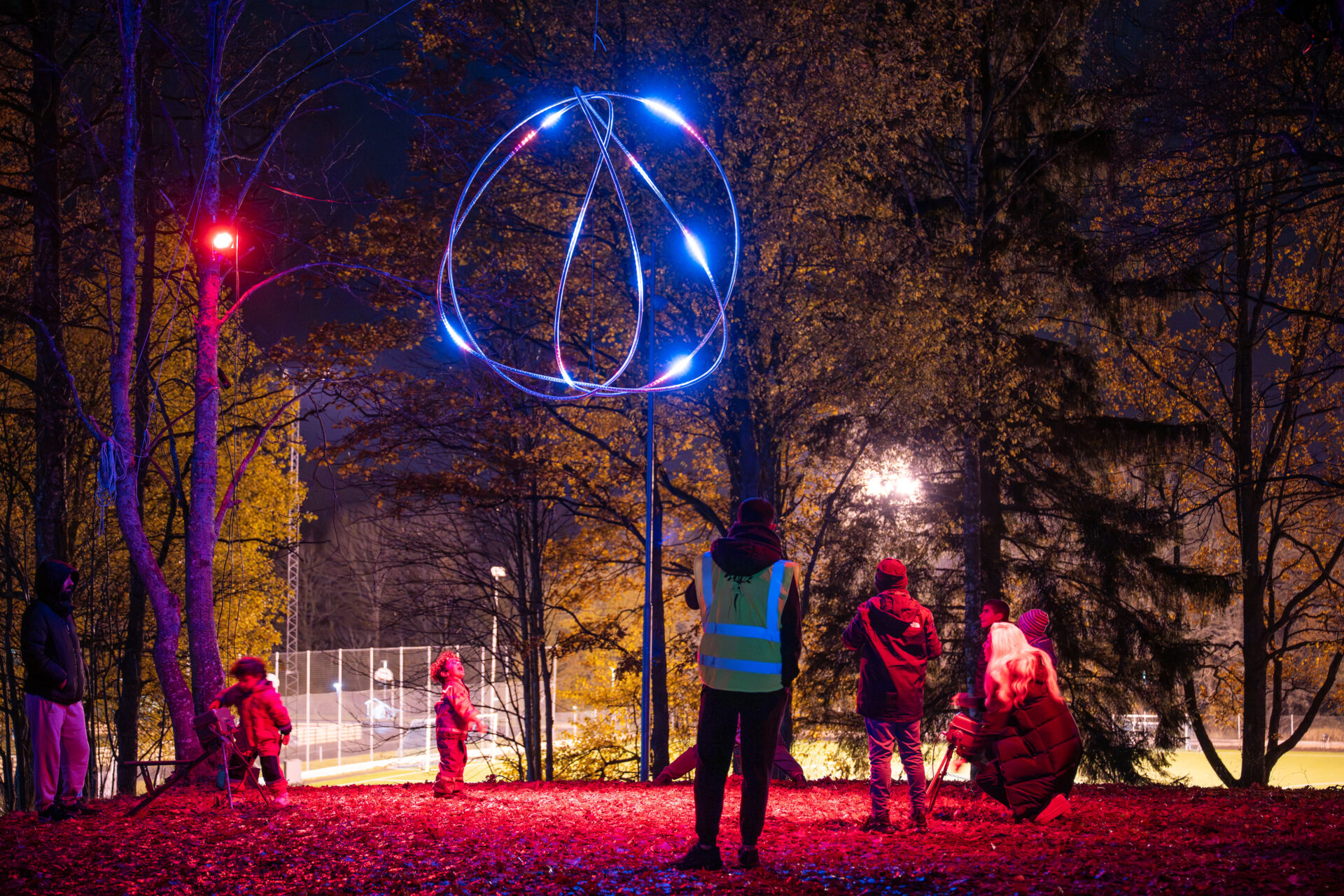 humanlightsfestival DSC 8693 - Ljusfestivalen Human Lights i Jönköping är en internationell sammankomst för ljus- och ljudkonst som äger rum på Råslätt. Festivalen fokuserar på att skapa en känsla av gemenskap genom platsspecifika konstverk som integreras i den urbana miljön och naturen. Konstverken skapas av internationella konstnärer i samarbete med lokalbefolkningen, inklusive barn och unga, genom workshops och interaktiva installationer. Initiativtagare och konstnärlig ledare är Dulce Ahlberg känd från projektet Island of Light i Smögen.