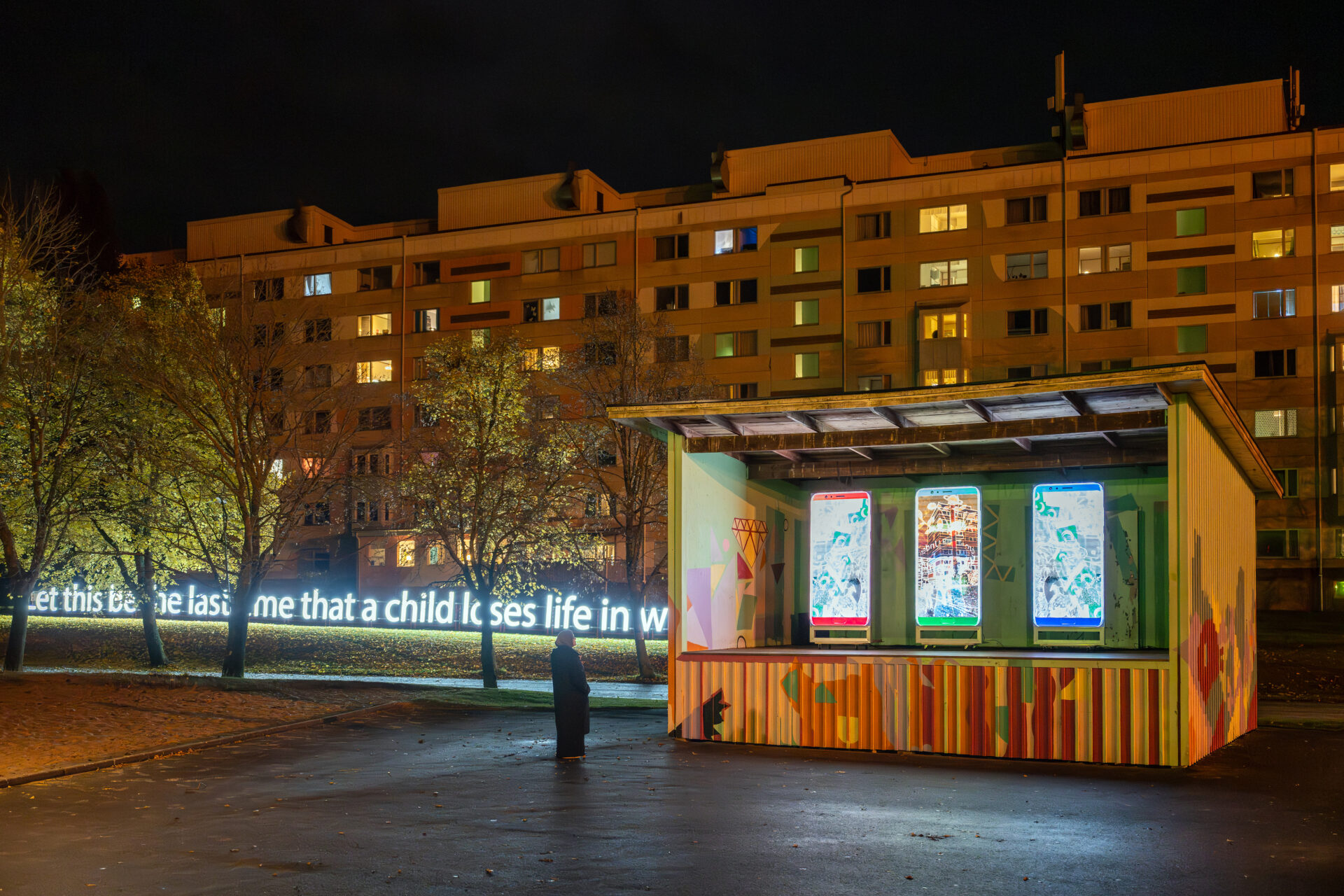 humanlightsfestival DSC 8728 - Ljusfestivalen Human Lights i Jönköping är en internationell sammankomst för ljus- och ljudkonst som äger rum på Råslätt. Festivalen fokuserar på att skapa en känsla av gemenskap genom platsspecifika konstverk som integreras i den urbana miljön och naturen. Konstverken skapas av internationella konstnärer i samarbete med lokalbefolkningen, inklusive barn och unga, genom workshops och interaktiva installationer. Initiativtagare och konstnärlig ledare är Dulce Ahlberg känd från projektet Island of Light i Smögen.