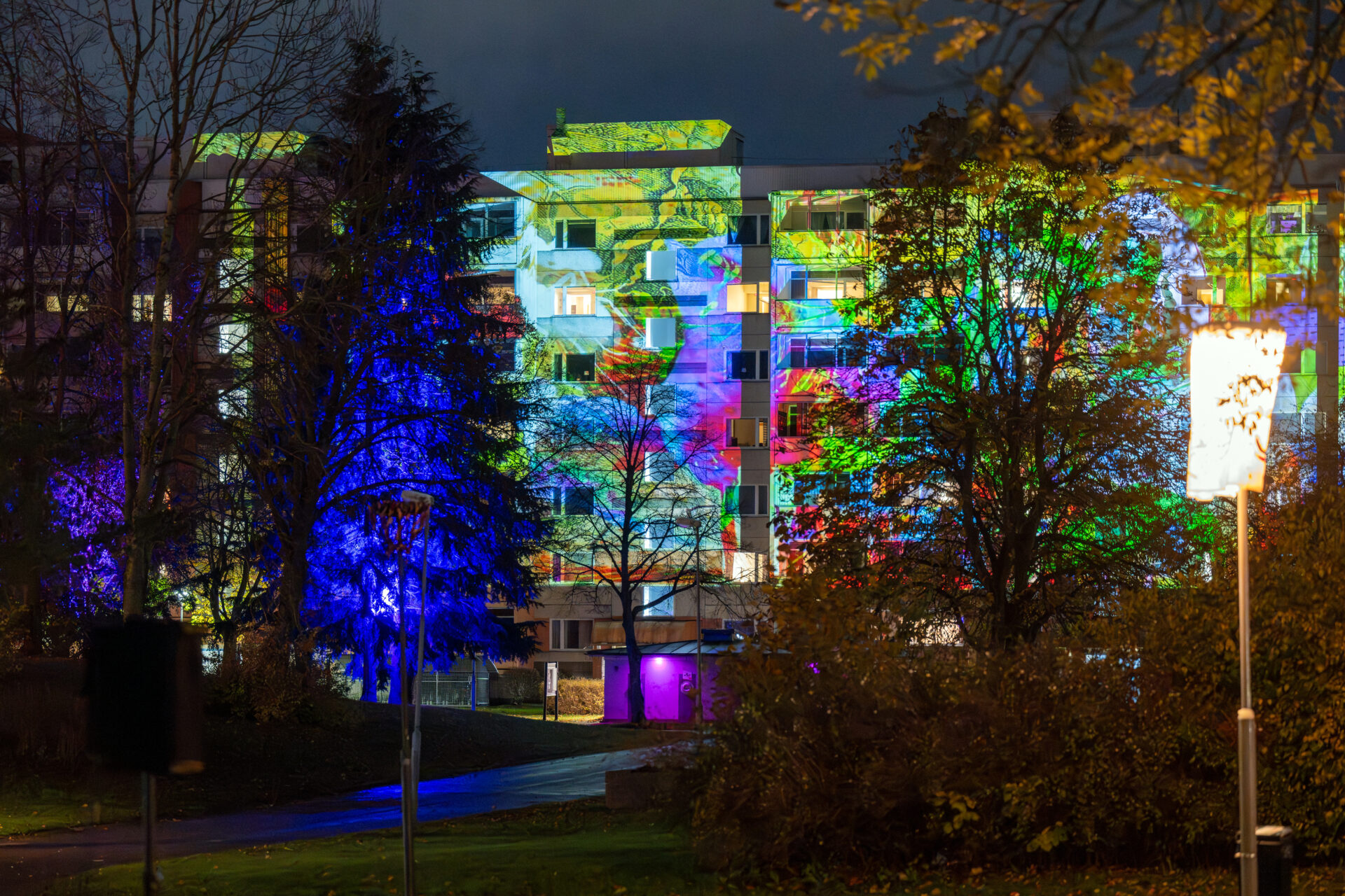 humanlightsfestival DSC 8840 - Ljusfestivalen Human Lights i Jönköping är en internationell sammankomst för ljus- och ljudkonst som äger rum på Råslätt. Festivalen fokuserar på att skapa en känsla av gemenskap genom platsspecifika konstverk som integreras i den urbana miljön och naturen. Konstverken skapas av internationella konstnärer i samarbete med lokalbefolkningen, inklusive barn och unga, genom workshops och interaktiva installationer. Initiativtagare och konstnärlig ledare är Dulce Ahlberg känd från projektet Island of Light i Smögen.