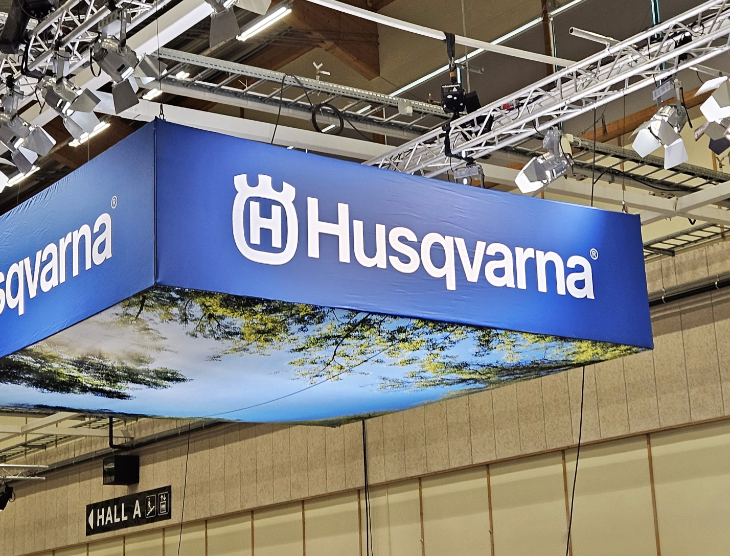 husqvarna takskylt 2 - I vår hyrshop finns all typ av utrustning till din monter. Kontakta oss för att höra mer om hur vi kan hjälpa dig.