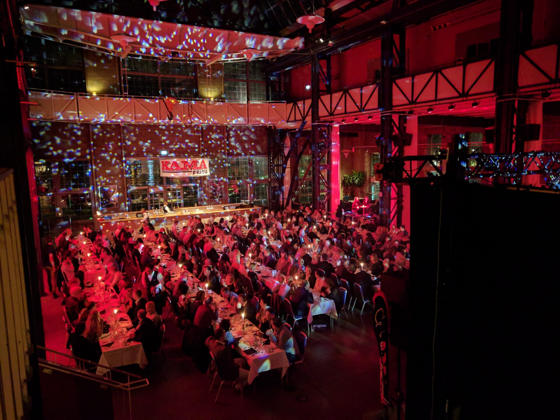 img job 59f6f1b211ec7 Wetter - Hos Eventkraft kan man få hjälp med alla tekniska, praktiska, logistiska och konstnärliga aspekter till en företagsfest. Vi har ljudsystem, dekorativ belysning, scen, möbler & dukning. Vi tar hand om set-up'en, soundcheck, artist-program, bildskärmar, profilering och inramning. Vi hjälper er med överraskningar, koncept och tema-inriktning i den mån det passar.