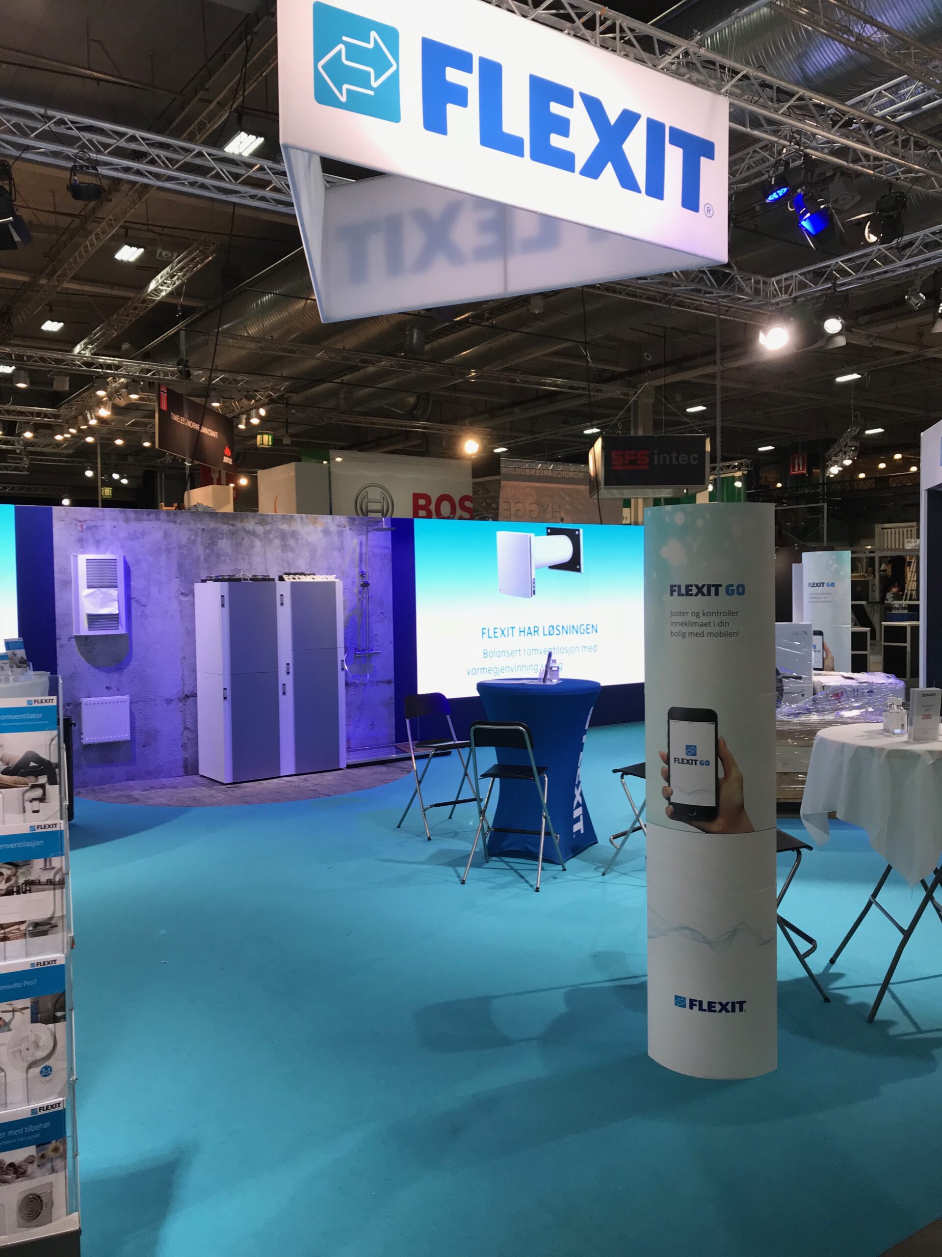 img monter 59edd115b78ac Thomas scaled - I vår hyrshop finns all typ av utrustning till din monter. Kontakta oss för att höra mer om hur vi kan hjälpa dig.