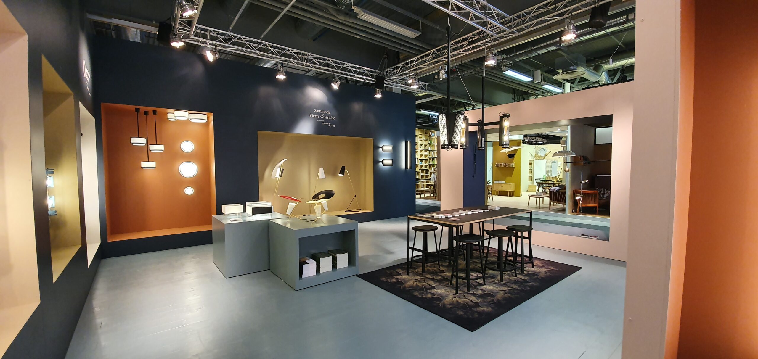 img monter 5e39f9b850919 StandFactoryMoller Alfons scaled - Du hittar prisinformation för Möbelmässan Göteborg 2025 här