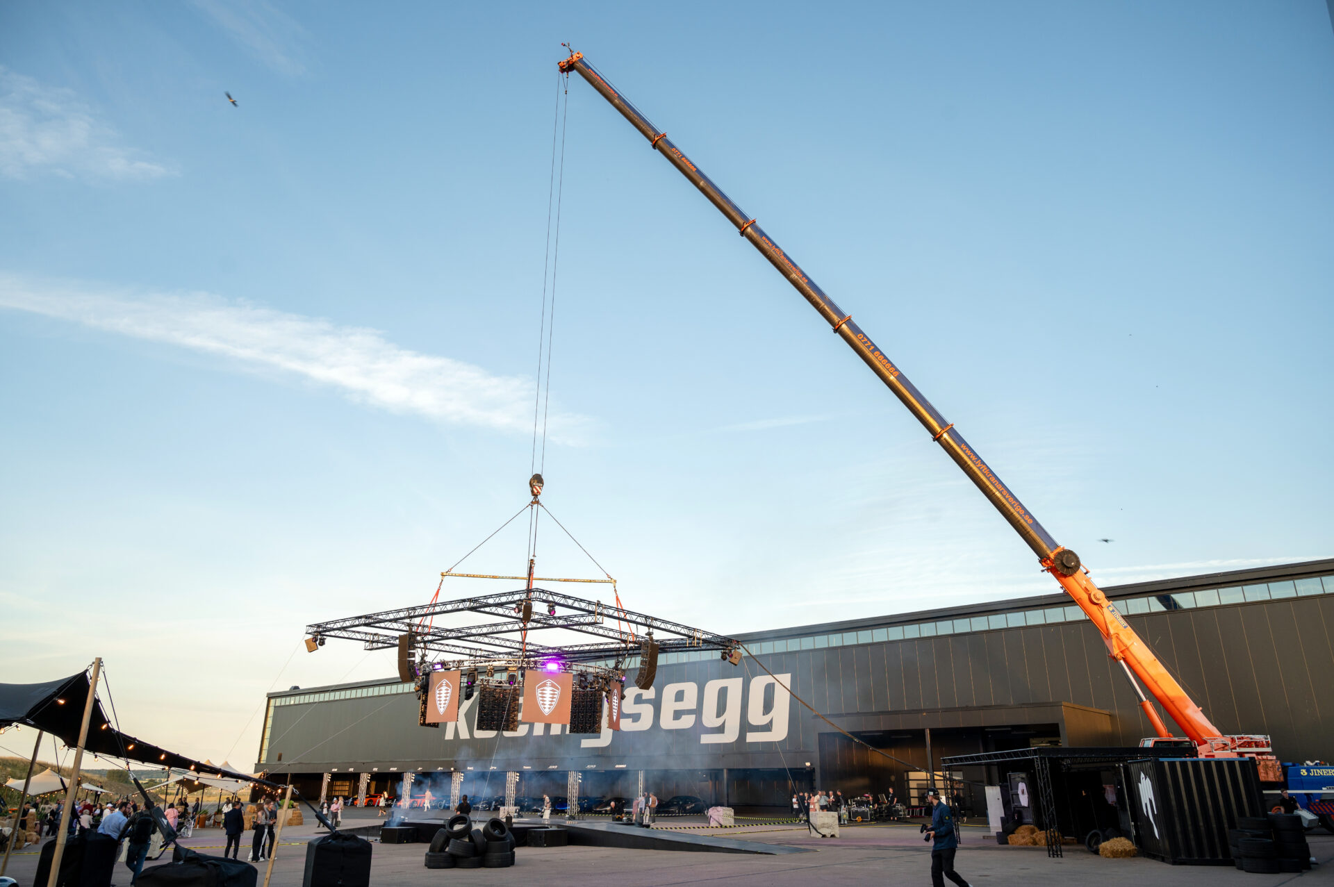 koenigsegg DSC 2397 - Oavsett om du planerar en exklusiv produktlansering av en ny bilmodell eller en imponerande monter på ett bilexpo, ser vi till att varje detalj är optimerad för att framhäva din bils innovation, stil och prestanda. Med kreativ belysning som lyfter fram linjer och design, kraftfullt ljud som förstärker känslan av rörelse, och tekniska lösningar som imponerar, skapar vi en miljö som låter dina bilar ta centrum i rampljuset.