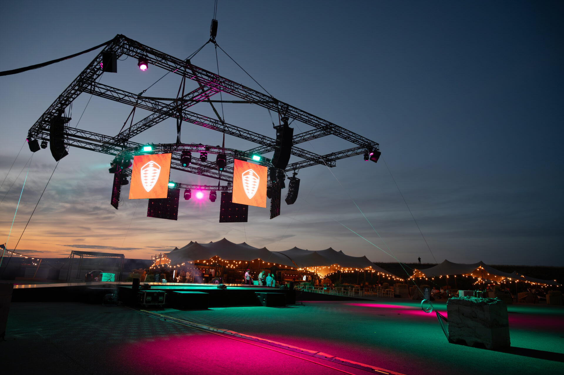 koenigsegg DSC 2545 edit truss grid - En bolagsstämma, eller årsstämma som det också kallas, kan arrangeras i många olika miljöer. Hos Eventkraft hittar du allt du behöver för att skapa en bra inramning oavsett vilken lokal det gäller. Vi har effektiva hjälpmedel för att  förmedla ett tydligt budskap under stämman – så att man ser och hör på bästa sätt. Vi är vana att jobba i allt från idrottsarenor, mässhallar, konferenslokaler, aulor och fabrikslokaler i dessa sammanhang.