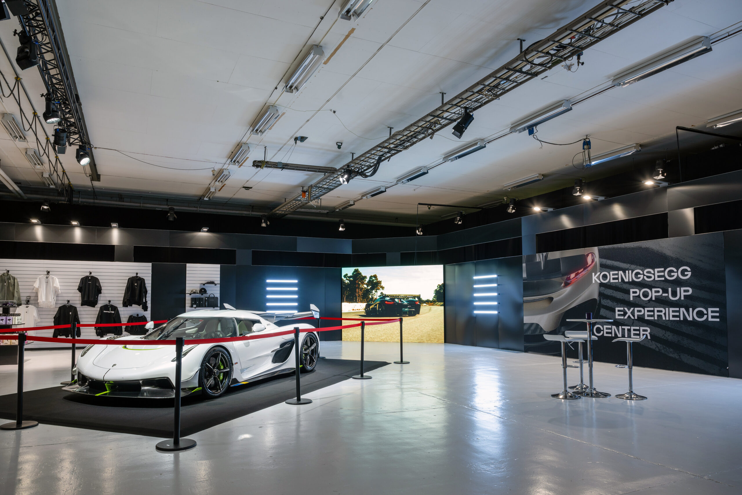 koenigseggpopup 8040 scaled - Vi tar gärna ansvar för helhetslösningar och våra dedikerade projektledare kan hålla i allt från bokningar, tillstånd och logistik till körschema, personal och konstnärlig utformning. Det går också bra att anlita oss för utvalda delar. Här nedan finns exempel på event där vi varit anlitade med helt eller delat ansvar.