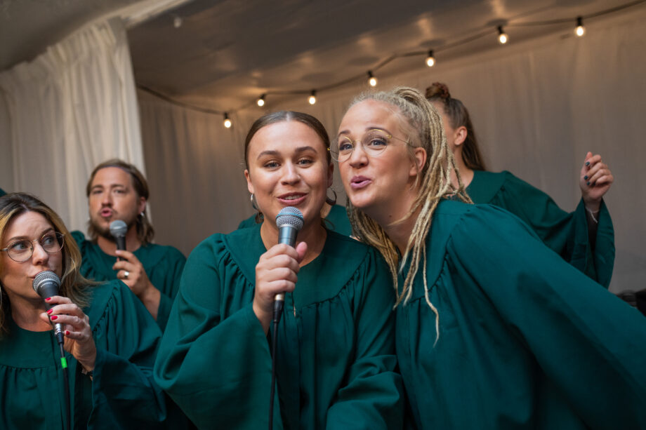 korslag 2 - Vår populära workshop Körslag för företag är en rolig och fartfylld teambuildingaktivitet under kickoffen, konferensen eller firmafesten och den leder garanterar till många skratt.