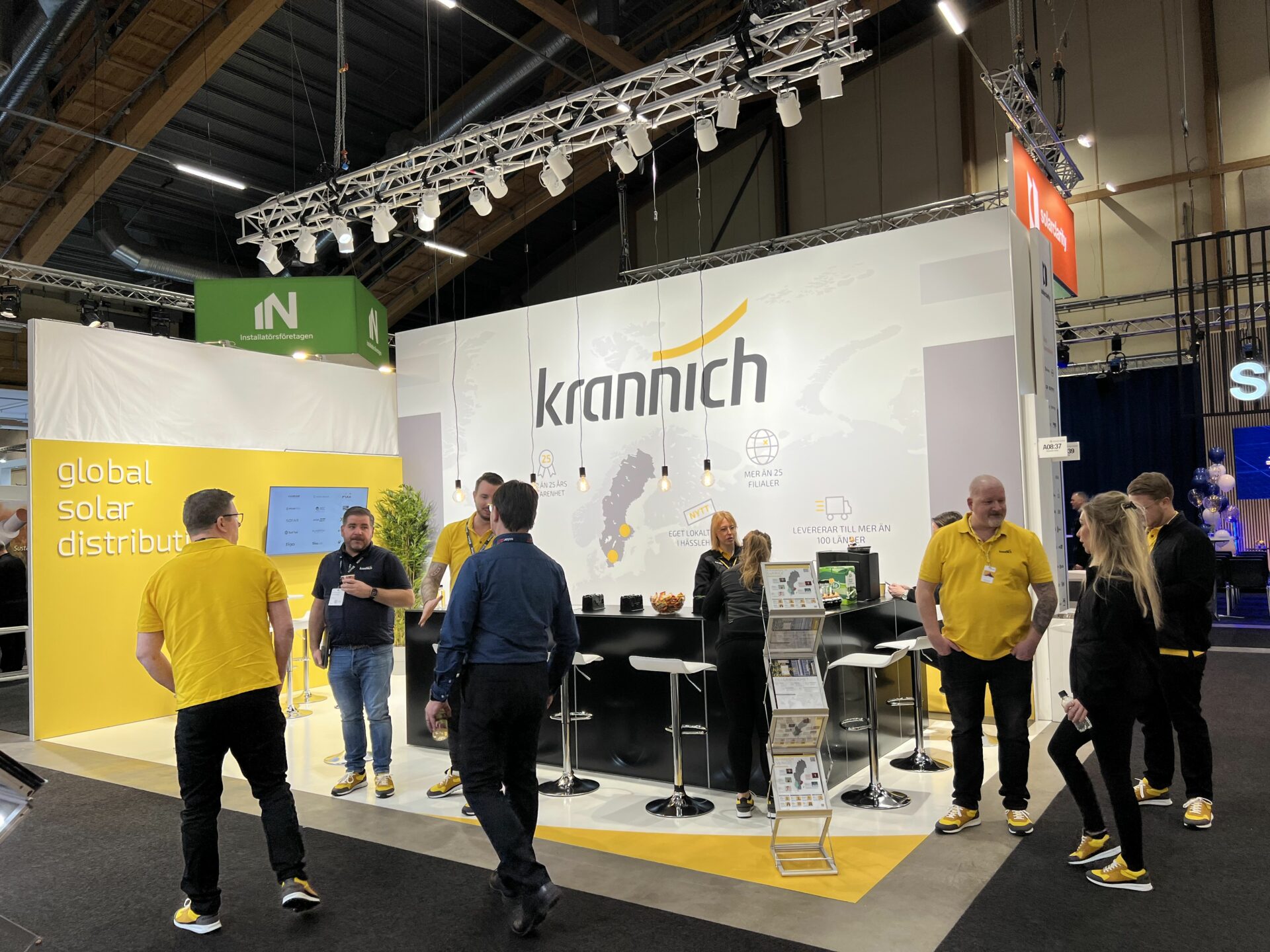 Premiär för Elmia Solar - Den tekniska utvecklingen inom solenergi och grön teknik har tagit stora steg den senaste tiden och Eventkraft fick nyligen förmånen att hjälpa flera utställare med monterteknik på mässan Elmia Solar. broschyrställ elmia solar