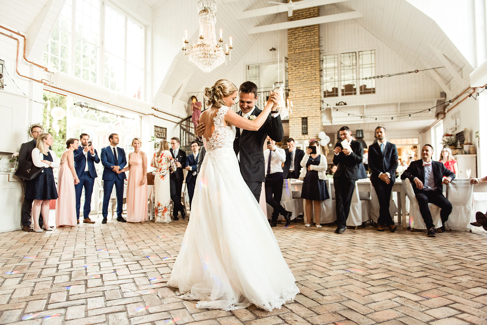 lustfyllt - Eventkraft hjälper gärna till vid arrangemang av bröllopsfester. Inte nog med att vi bokar artister och underhållning som kan bidra till en minnesvärd fest, vi har även en stor mängd utrustning som kan hyras för att förbättra festens förutsättningar.