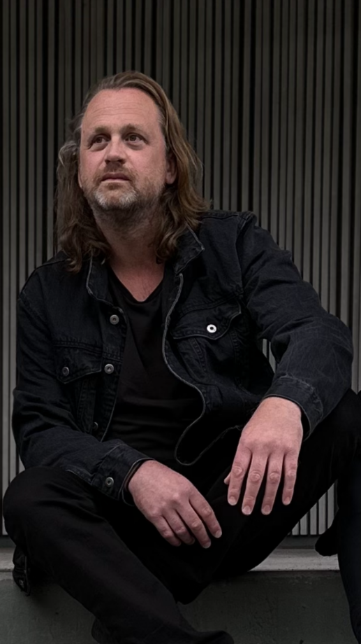 mattias stromberg - Mattias Strömberg är allt från klassisk akustisk trubadur till fullt ställ med bakgrunder och dånande elgitarrer. Med hjälp av egenproducerade bakgrunder kan han vid behov & önskemål låta som ett helt band - en mycket prisvärd lösning när budgeten inte håller för att boka ett helt band.