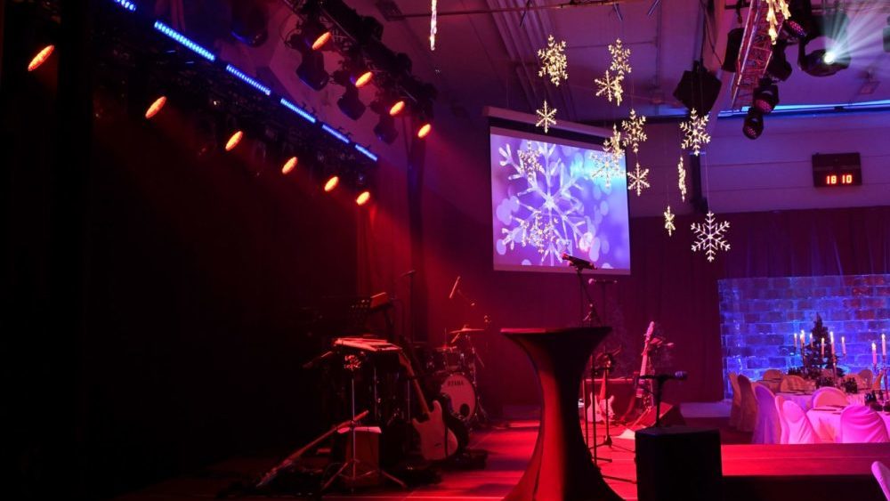 oppCJDQA scaled e1602665459501 edited - Julfest med vintertema till ditt nästa event. Här ser du inspirerande bilder och hittar produkter att hyra