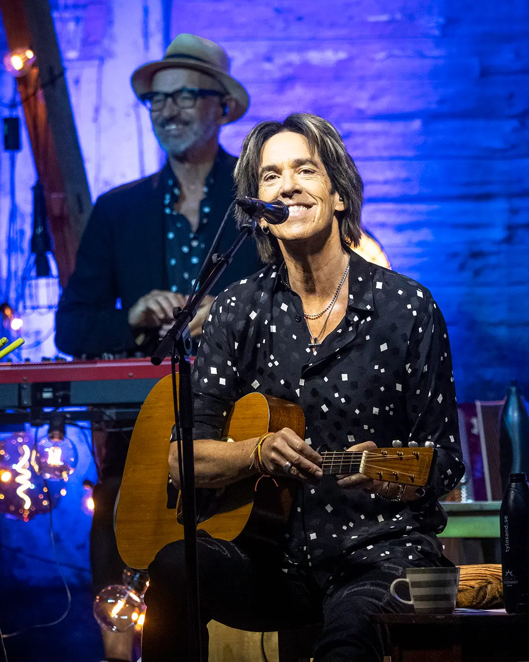 per gessle - Janes Bomb är ett av våra bästa partyband och vi vågar påstå att dom kan få igång vilken publik som helst!  Bandet har en snygg, cool framtoning och lead-sångaren Jerker Tenenbaum jobbar stenhårt med publikkontakt och interaktion. Sedan ett år tillbaka kan Janes Bomb förstärkas med en kvinnlig sångerska – Karolina – som tillsammans med övriga bandet och Jerker bjuder på en show som Ni sent ska glömma. Det är underhållande och högt tempo hela tiden – från scen, ute i publiken, bakom scenen och t.o.m. under scenen. Janes Bomb är bandet som gör rätt för sig; ”Ett av Sveriges hetaste coverband” enligt NRJ Hit Radio. Vi håller med om detta!