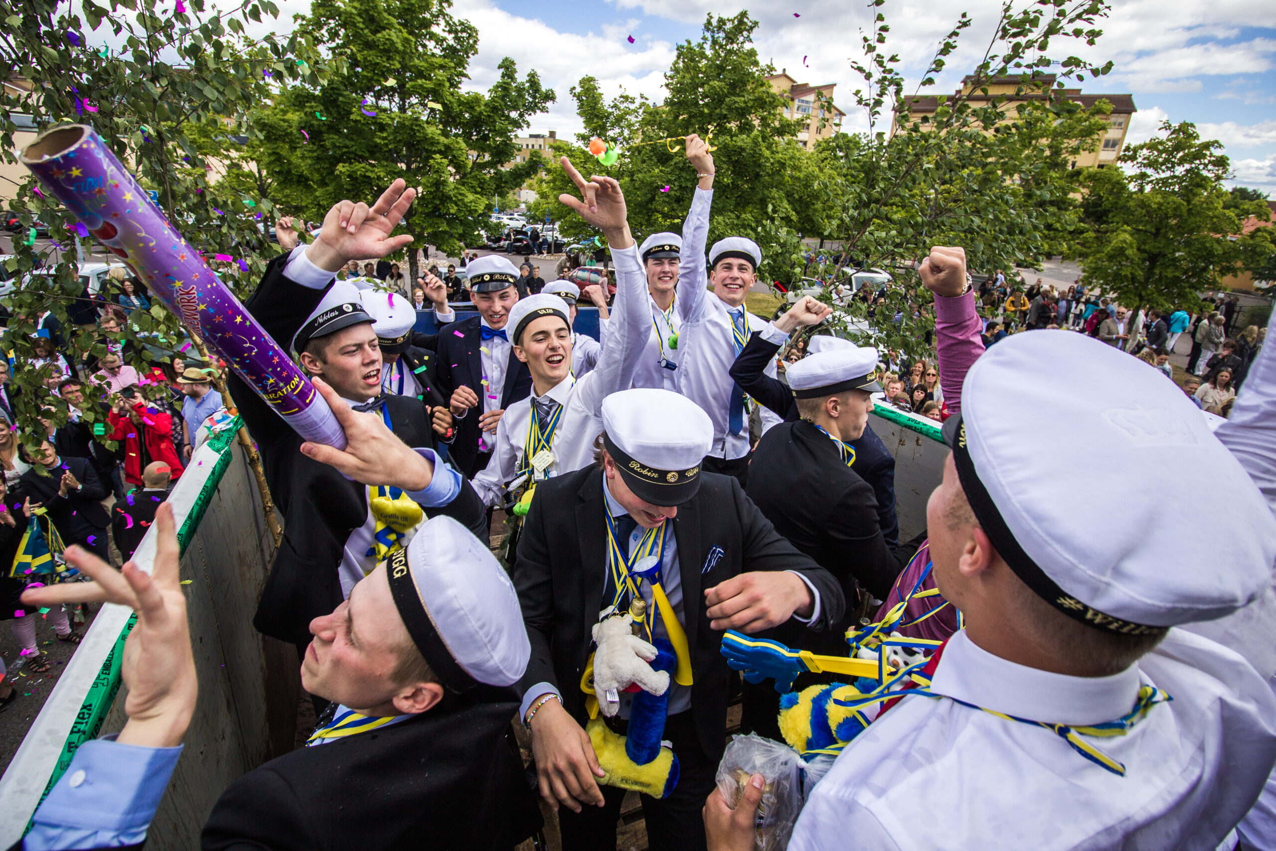 studentflak ljud scaled - En bolagsstämma, eller årsstämma som det också kallas, kan arrangeras i många olika miljöer. Hos Eventkraft hittar du allt du behöver för att skapa en bra inramning oavsett vilken lokal det gäller. Vi har effektiva hjälpmedel för att  förmedla ett tydligt budskap under stämman - så att man ser och hör på bästa sätt. Vi är vana att jobba i allt från idrottsarenor, mässhallar, konferenslokaler, aulor och fabrikslokaler i dessa sammanhang.