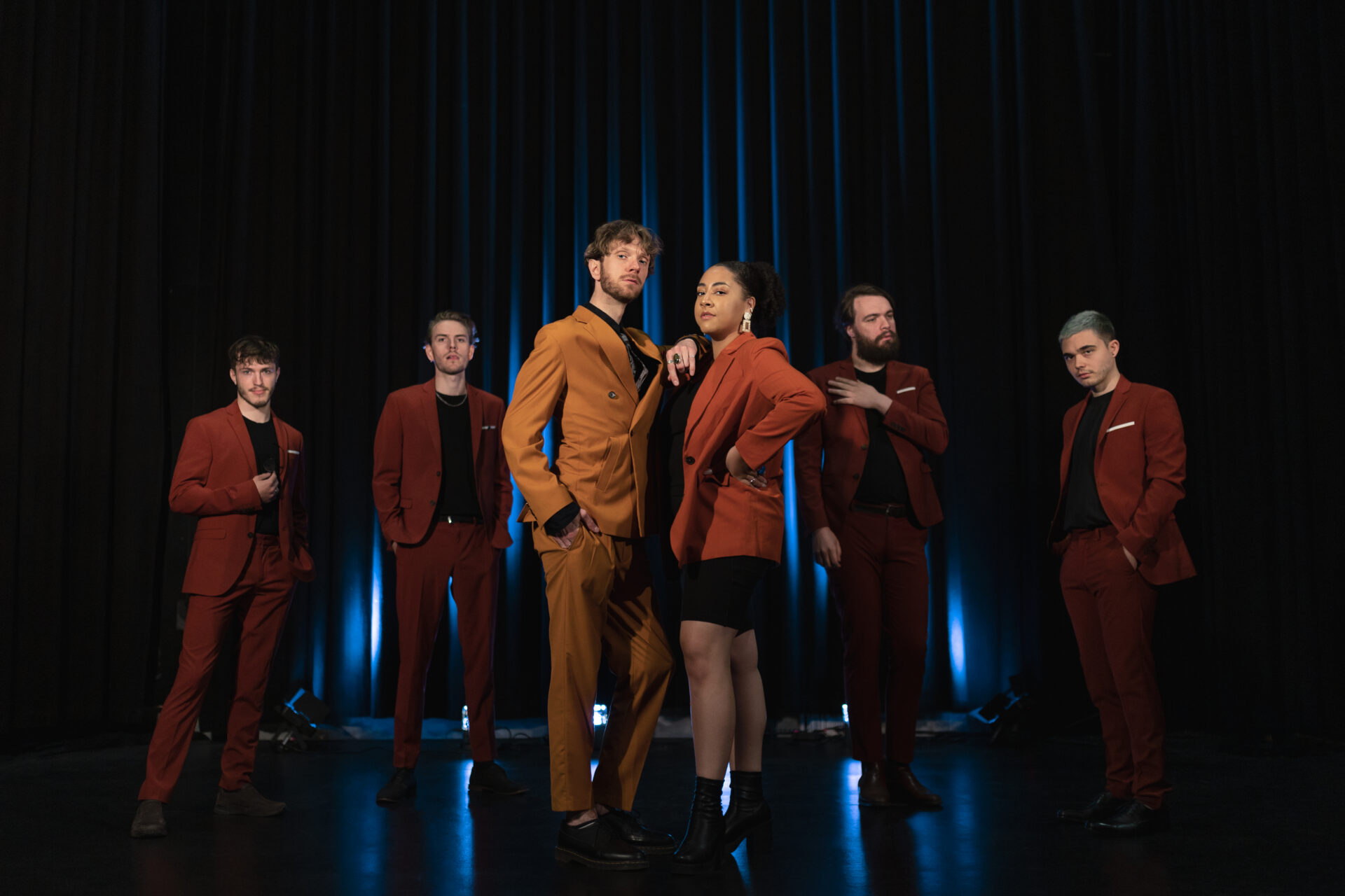 the apricots - Letar ni efter en professionell musikakt som engagerar, imponerar och skapar rätt stämning? The Apricots är ett erfaret underhållningsband från Stockholm som sedan 2018 har levererat högklassig underhållning till bröllop, fester, företagsevent, galor, kundkvällar, konferenser och kickoffer. Med en scenpersonlighet full av energi, närvaro och charm bjuder bandet på en show som engagerar från första tonen till sista extranumret. Oavsett om målet är att underhålla, inspirera eller överraska, kan ni räkna med en energifylld show anpassad efter er! 