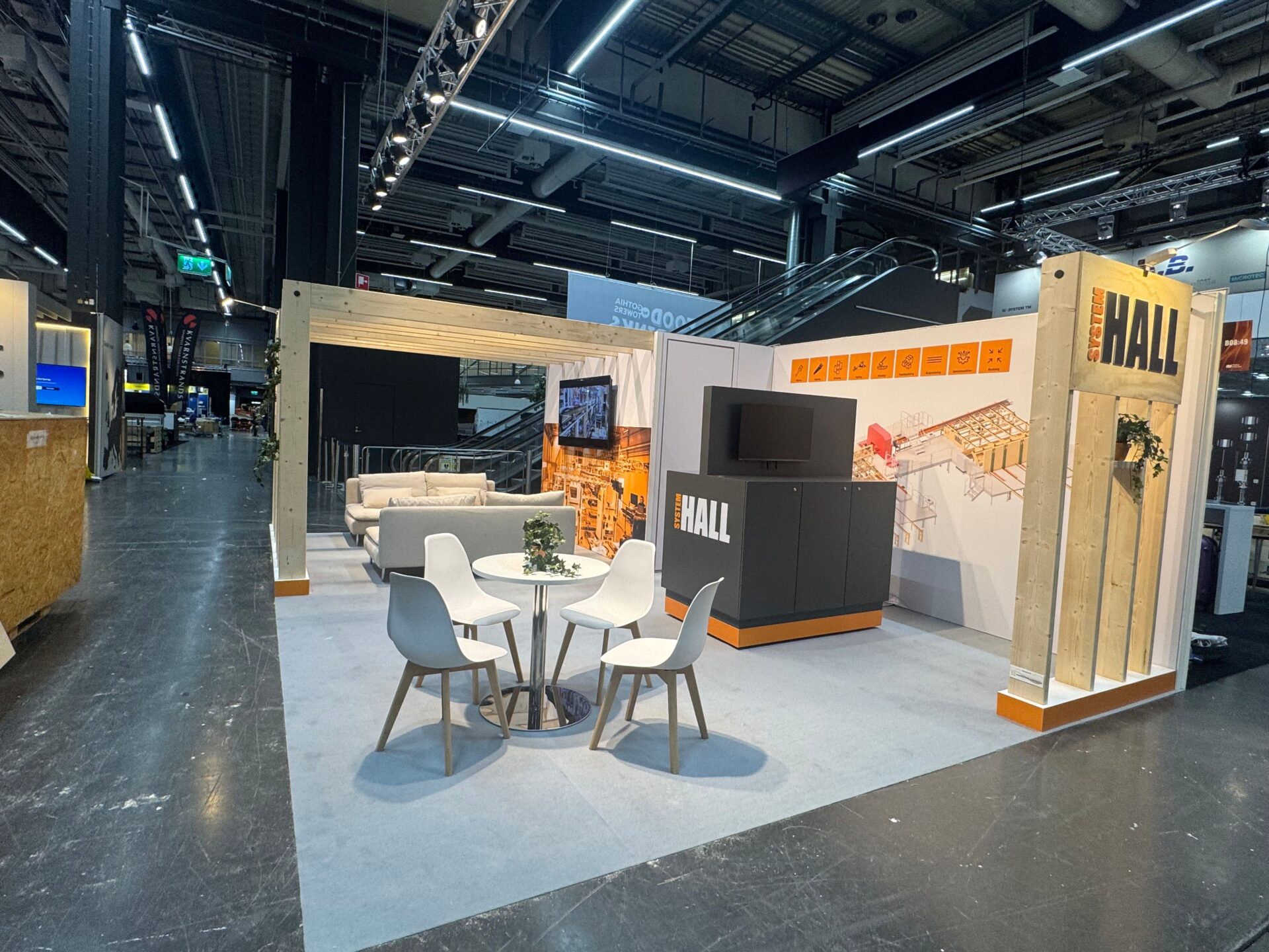tra teknik 3 - Vissa montrar ger en upplevelse utöver det vanliga. Genom att kombinera varm belysning med mycket trä-element och en ljus nordisk design på möbler mm, förmedlade System Halls monter en upplevelse av både lugn, dynamik och samtidigt en otrolig dragkraft på besökarna.