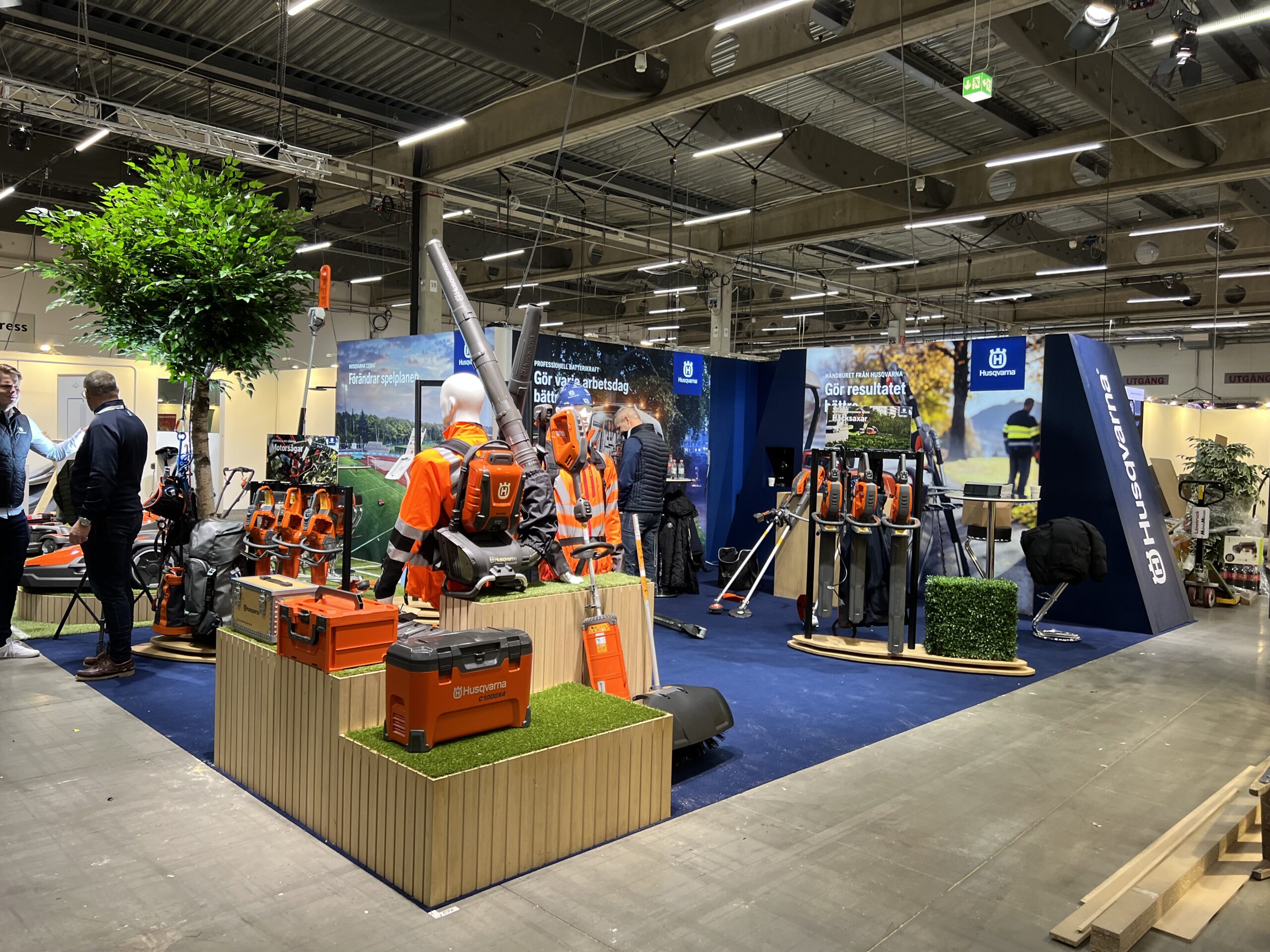 tradgard husqvarna 2 scaled - I vår hyrshop finns all typ av utrustning till din monter. Kontakta oss för att höra mer om hur vi kan hjälpa dig.