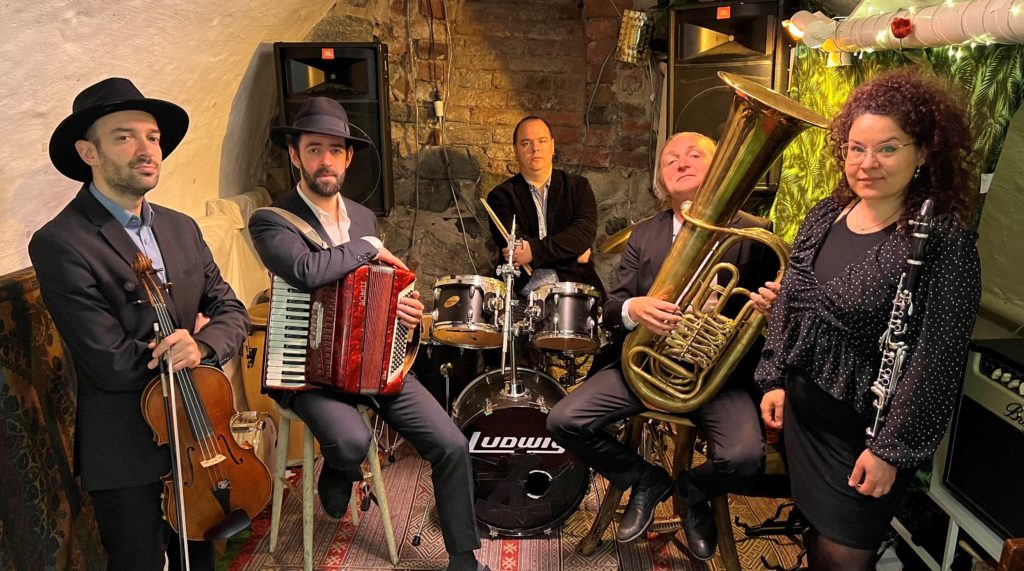 Balkanbandet Valeria’s Klezmer Chariot - Hoppa in i underlandet! Valerias Klezmer-vagn för dig på en resa genom glada östeuropeiska stämningar! Låt dina fötter hoppa högt och dina händer klappa hårt till takterna från lekfullt dragspel och tuba toppade med virtuosa och passionerade klarinettimprovisationer. valeria1 1024x571 1 - Hoppa in i underlandet! Valerias Klezmer-vagn för dig på en resa genom glada östeuropeiska stämningar! Låt dina fötter hoppa högt och dina händer klappa hårt till takterna från lekfullt dragspel och tuba toppade med virtuosa och passionerade klarinettimprovisationer.