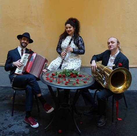 Balkanbandet Valeria’s Klezmer Chariot - Hoppa in i underlandet! Valerias Klezmer-vagn för dig på en resa genom glada östeuropeiska stämningar! Låt dina fötter hoppa högt och dina händer klappa hårt till takterna från lekfullt dragspel och tuba toppade med virtuosa och passionerade klarinettimprovisationer. valeria2 1 - Hoppa in i underlandet! Valerias Klezmer-vagn för dig på en resa genom glada östeuropeiska stämningar! Låt dina fötter hoppa högt och dina händer klappa hårt till takterna från lekfullt dragspel och tuba toppade med virtuosa och passionerade klarinettimprovisationer.