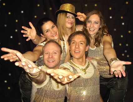 hander - Brass Deluxe är ett tremanna blåsband som spelar glad balkanmusik som passar på event, konserter, prisutdelningar, tillsammans med DJ:s och på fester.