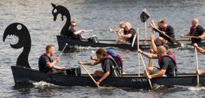 SideBySide - Vikingakapp är en tävling för långbåtar med drakhuvuden och inspiration från vikingarnas skepp.