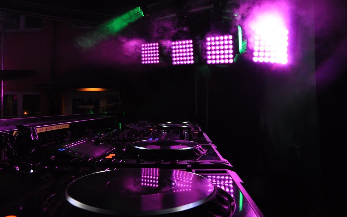 Klubb event disco party 3 e1562073682456 - Eventkraft levererade en utomhusscen med tillhörande LED-skärm, ljud, ljus och teknisk personal mitt på Högskoleområdet samt ett discogolv inne i ankomsthallen på HLK.