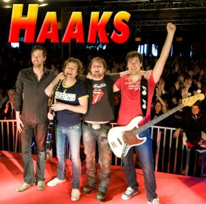 BrodernaHaaks - Haaks har genom årens lopp blivit ett av Sveriges mest populära och anlitade underhållningsband. 18 års flitigt turnerande med ca 140 arragemang om året har gjort att Haaks är ett perfekt val för företagsevenemang, afterski, festivaler, nattklubbar privatfester m.m.