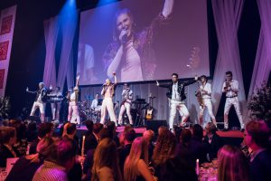 About Time 3 - About Time är det unga, energisprudlande och exklusiva Showbandet till ert företagsevent, galamiddag eller privata fest. About Time levererar en skräddarsydd, färgsprakande show som får ert event att sticka ut i mängden. Middagsunderhållning av högsta klass med det bästa från Pop-, Disco-, Soul- & Rock-världen, en fantastisk blåssektion, och några av Sveriges mest eftertraktade dansare är receptet för en oförglömlig kväll! Vill ni skapa ett unikt event och få era gäster att dansa som aldrig förr, anlita About Time!