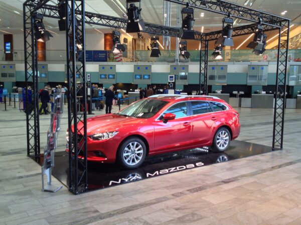 Landvetter Flygplats expo Mazda svart tross cdm golv scaled - Miniatyrtross med 35mm diameter och 2mm tjockt gods. Decolock DQ3 Black är utmärkt för t.ex. butiksinredning eller i miljöer där man vill ha känslan av påkostad produktion utan att materialet tar för mycket fokus.