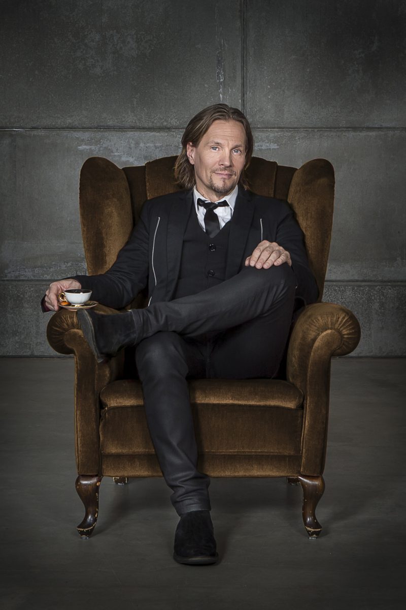 Magnus2 2015 XL - David Lindgren är en svensk sångare, musikalartist och programledare. Nästa alla känner igen honom från hans stora succé som programledare för Melodifestivalen 2017. David har själv deltagit i Melodifestivalen och vid samtliga tre tillfällen gått direkt till final.