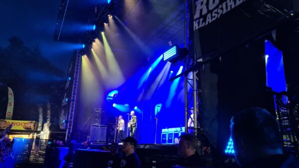 20220805 220210 scaled - MobilscenSmart Stage 180 är för dig som vill ha en stor festivalscen av hög kvalitet. Den här typen av scen täcker de flesta behov som moderna scenproduktioner på nationell nivå brukar behöva. Scenerna dras som trailersläp och kan byggas på ett fåtal timmar. De kännetecknas av rejäl lyftkapacitet, stabila konstruktioner och generöst tilltagen scenyta.