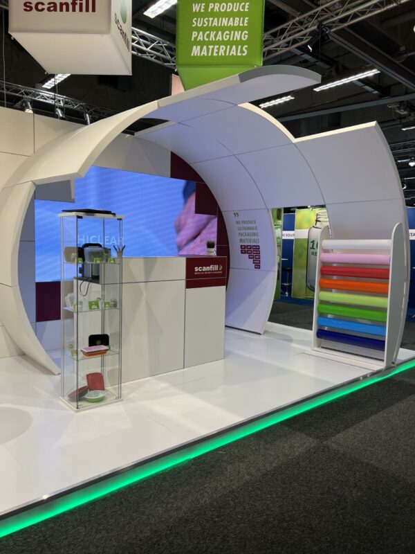 4 4Dka4fW scaled - Plastmatta för mässa & event - GLOSSY. Finns i svart samt vit. Materialet är 100% Polypropylen och den är 1,6mm tjock. Kapas från rullar som är 1,5m breda och 25m långa. För bästa pris köper man mattan på hel rulle - kapningsavgift tillkommer i annat fall.