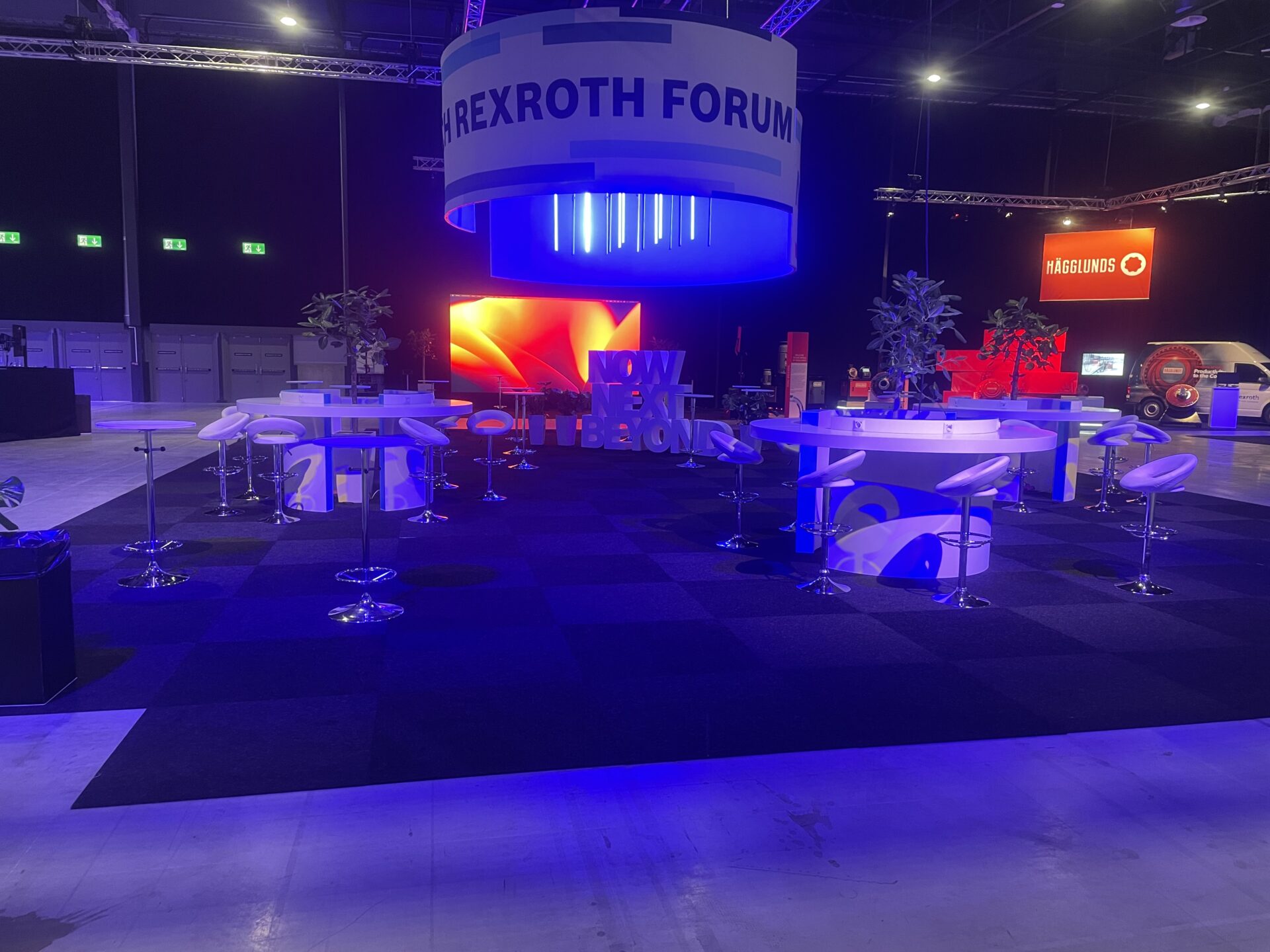 Foto 2023 12 05 13 23 46 - I början av december gjorde vi tillsammans med Ratius ett trevligt B2B-event på Scandinavian Expo Arlanda. Bosch bjöd in sina största svenska kunder till en intern mässa för att visa upp sina viktigaste affärsområden. Vår leverans kröntes av en 20m² stor LED-skärm, diverse högbyggda beMatrix-väggar, konferensljudsystem och en storskalig och effektfull ljussättning.