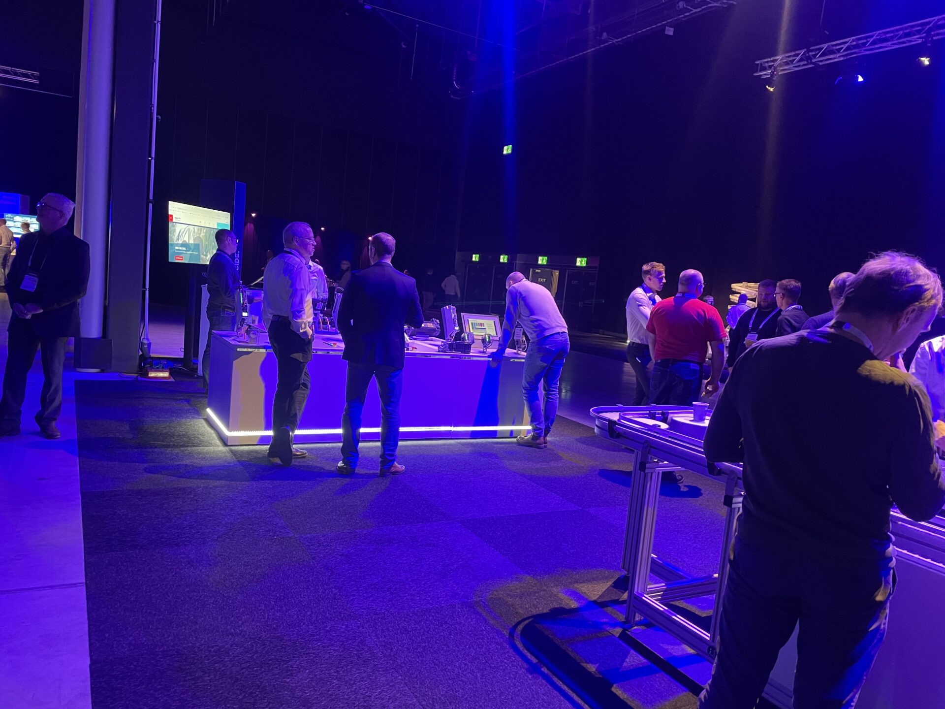 Foto 2023 12 05 15 54 08 - I början av december gjorde vi tillsammans med Ratius ett trevligt B2B-event på Scandinavian Expo Arlanda. Bosch bjöd in sina största svenska kunder till en intern mässa för att visa upp sina viktigaste affärsområden. Vår leverans kröntes av en 20m² stor LED-skärm, diverse högbyggda beMatrix-väggar, konferensljudsystem och en storskalig och effektfull ljussättning.
