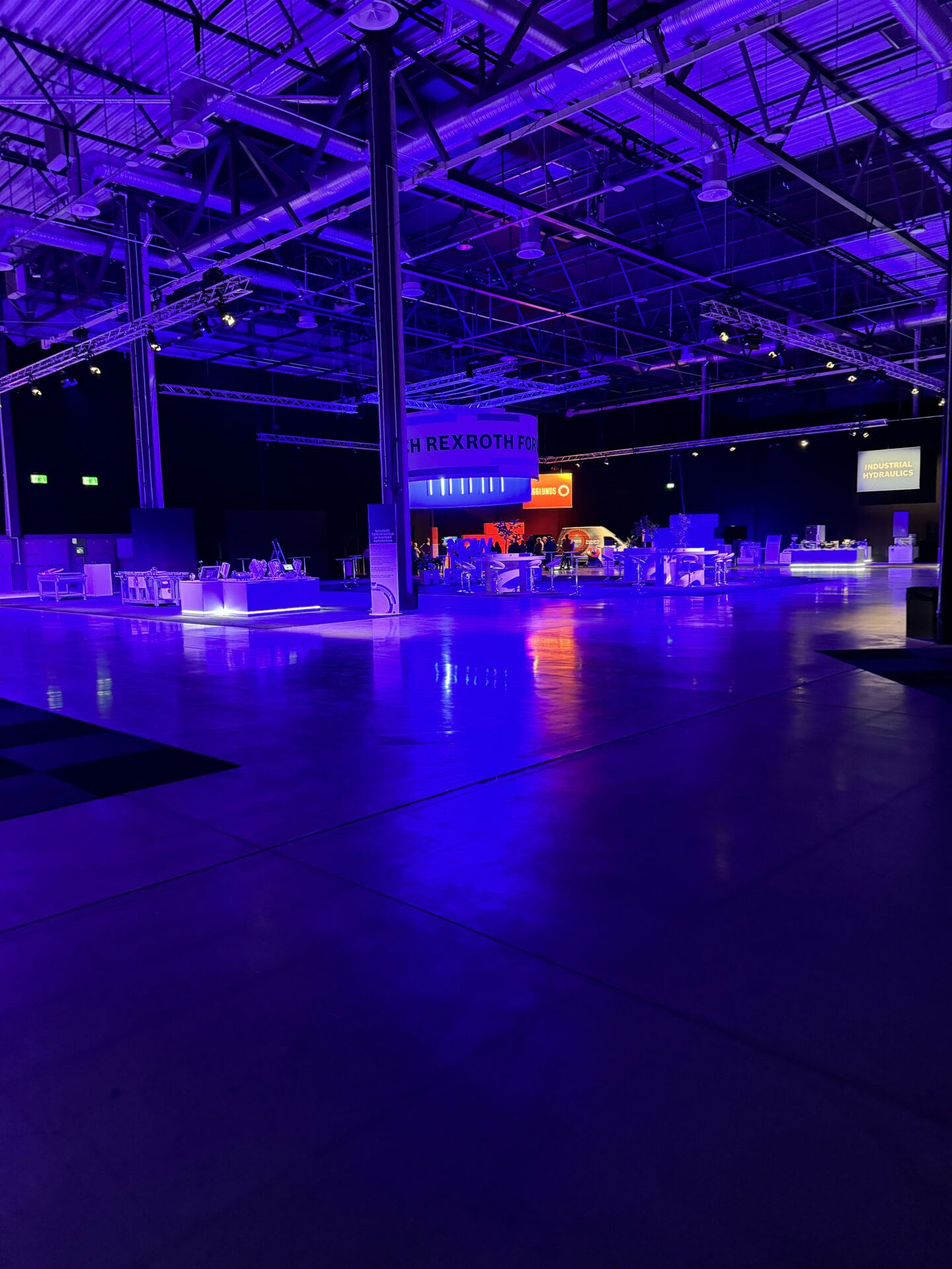 IMG 0105 - I början av december gjorde vi tillsammans med Ratius ett trevligt B2B-event på Scandinavian Expo Arlanda. Bosch bjöd in sina största svenska kunder till en intern mässa för att visa upp sina viktigaste affärsområden. Vår leverans kröntes av en 20m² stor LED-skärm, diverse högbyggda beMatrix-väggar, konferensljudsystem och en storskalig och effektfull ljussättning.