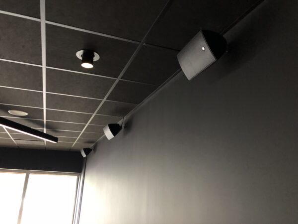 IMG 20231 scaled - Eventkraft har många års erfarenhet inom installation av ljud & ljus, bildteknik m.m. Vi kan leverera optimala lösningar för både små och stora lokaler.