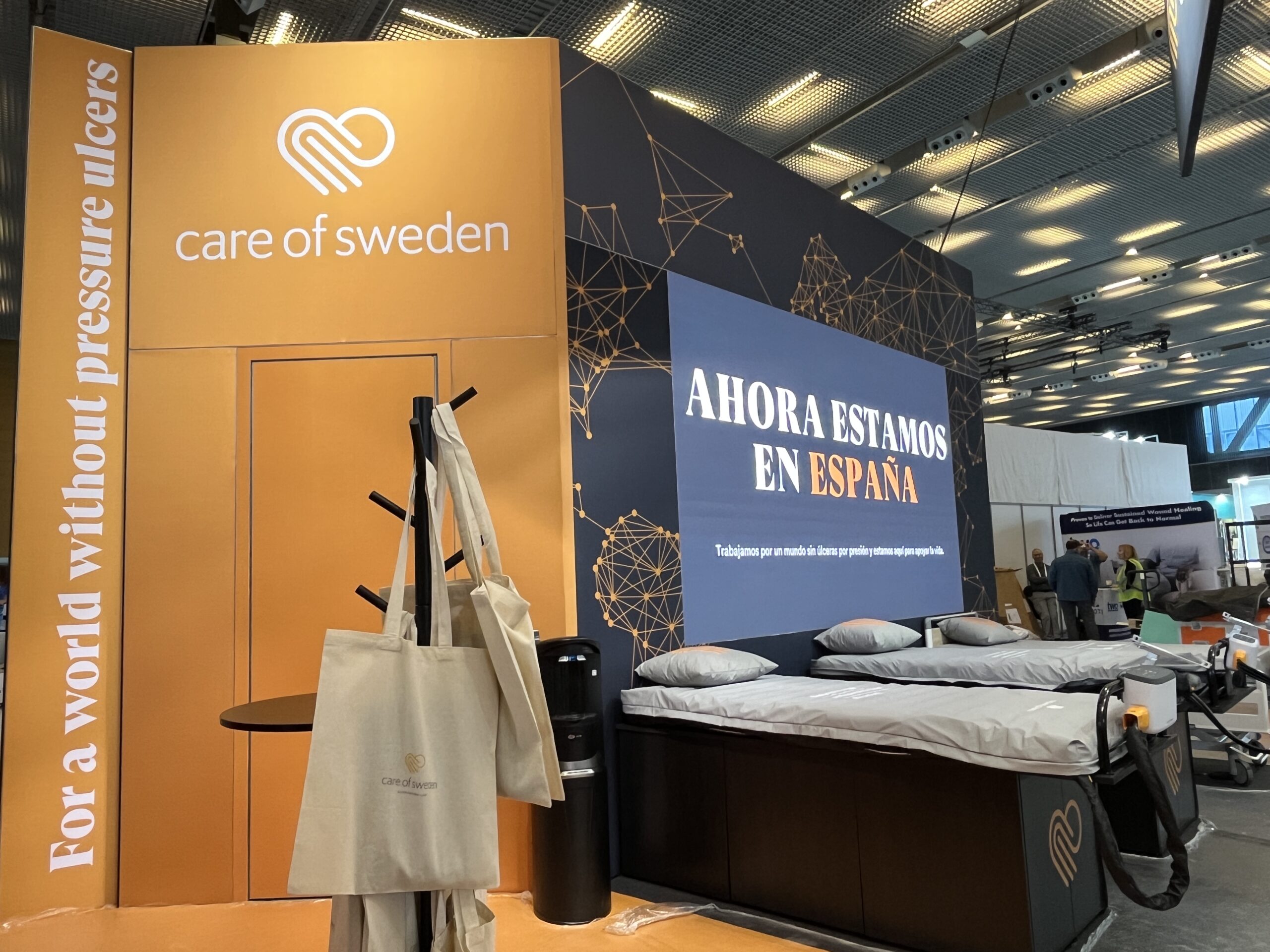 Att ställa ut på en internationell mässa - Här har vi samlat tips och vår "know how" för dig som planerar att ställa ut på en internationell mässa/expo. Vi går igenom planeringsstadiet, tips för hur du samverkar och får så många som möjligt att besöka din monter samt hur du kan hålla nere dina kostnader. IMG 4515 scaled - Här har vi samlat tips och vår "know how" för dig som planerar att ställa ut på en internationell mässa/expo. Vi går igenom planeringsstadiet, tips för hur du samverkar och får så många som möjligt att besöka din monter samt hur du kan hålla nere dina kostnader.
