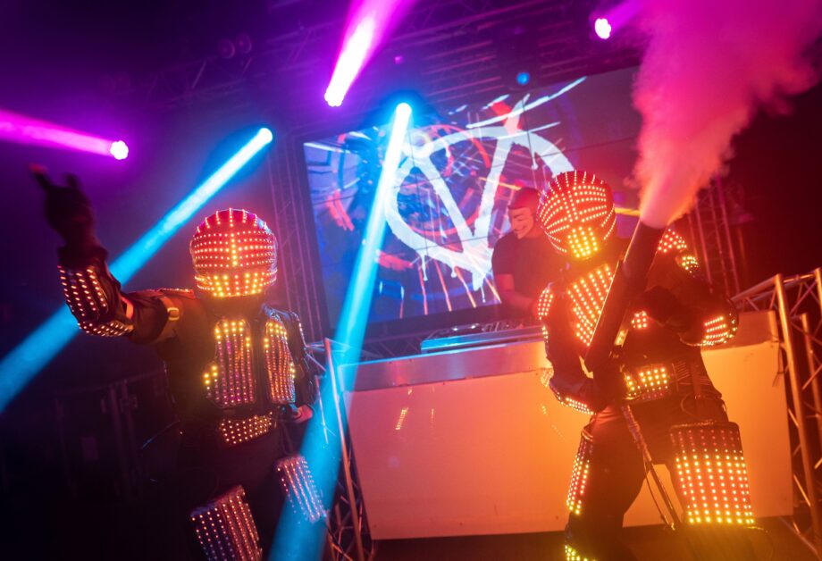 LED Robot dancing 1 - Den perfekta partyhöjaren! LED Robot Show är en koreograferad dansakt med dansare iklädda LED-robotdräkter. LED Robot Show kan uppträda som en självständig akt men kan också dyka upp som komplement till DJs eller andra artister. När fokus inte ligger på ren scenunderhållning kan dansarna underhålla era gäster i entrén, vid minglet eller på efterfesten - kort och gott överallt där det finns musik. Ljuset i er lokal bör vara rejält dämpat eller helt nedsläckt.