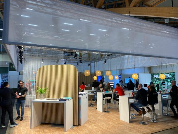 Touchskarm iZI table station scaled - beMatrix ramar & tillbehör finns i många olika storlekar och former. Perfekt för att bygga väggar, bänkar, tak, golv m.m. Ramarna kan orienteras åt valfritt håll och sammanfogas med en enkel skruvteknik som inte kräver några verktyg. Ramarna har 62mm som standard-tjocklek. Välj bland olika storlekar av såväl raka som svängda enheter. Det finns även dörrar, diskar, skyltar, kuber och mycket annat.