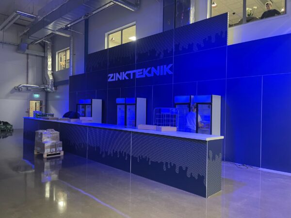 Zinkteknik beMatrix bar scaled - bematrix printade väggar är en mycket bra lösning för dekor, scenografi och expomöbler. Bygg hela din mässmonter med bematrix printade väggar så får du ett unikt resultat i premiumklassen. Eventkrafts projektledare hjälper dig med design och utrustningsbehoven. Vi har även rutinerad byggpersonal som behärskar beMatrix utrustningens alla möjligheter, tillbehör och speciallösningar.