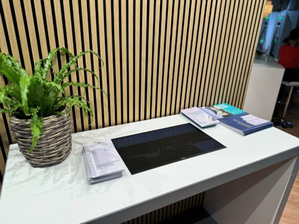 elmia solar aprilice 4 scaled - <p>Ljudabsorberande och dekorativa paneler i trä som passar perfekt i den nordiska inredningsstilen eller i en monter med naturnära känsla.
Ribbpanelerna hjälper även till att bättra rumsakustiken. Väggpanelerna kan fästas på både vägg, i tak och på beMatrix-produkter.</p> Ribborna är tillverkade av äkta träfaner på MDF och allt trä kommer från FSC-certifierade leverantörer.
Varje ribba är 27x9mm (BreddxDjup). Avstånd mellan ribbor är 15mm.