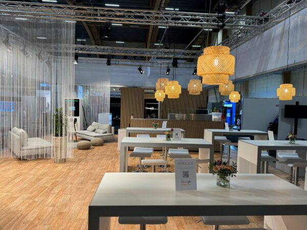 elmia solar aprilice 6 scaled - Plastmatta i trä-immitation för mässa och event. Finns i fyra olika nyanser. Materialet är 100% Polypropylen och den är 2,8mm tjock. Kapas från rullar som är 2m breda och 30m långa. För bästa pris köper man mattan på hel rulle - kapningsavgift tillkommer i annat fall.